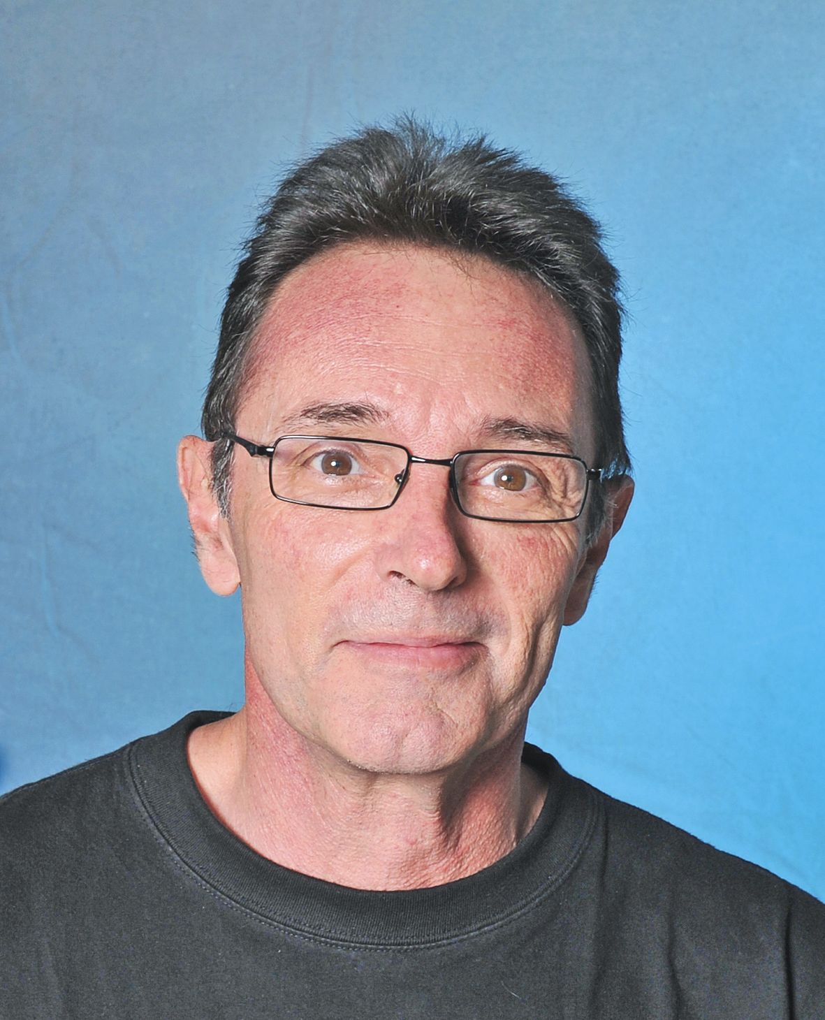 Claude Maillaud, médecin, chercheur associé à l’UNC et expert des  requins, pointe du doigt les imperfections du Sharkbanz.