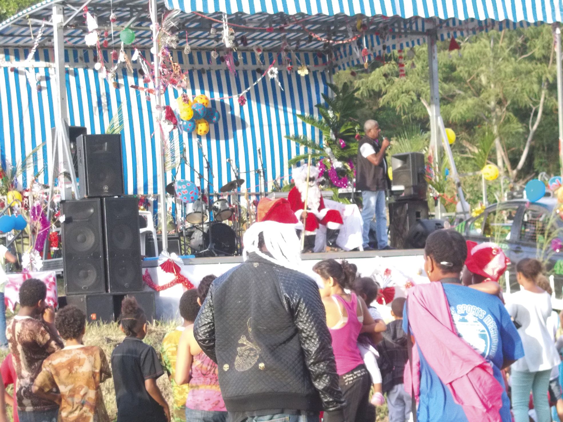 Une centaine d’enfants, et leur famille, ont accueilli le père Noël sur le terrain de sport de Sarraméa la semaine dernière. Un bus est passé dans les tribus à cette occasion (Petit et Grand Couli, Sarraméa). Des animations ont eu lieu dès 13 heures, avan