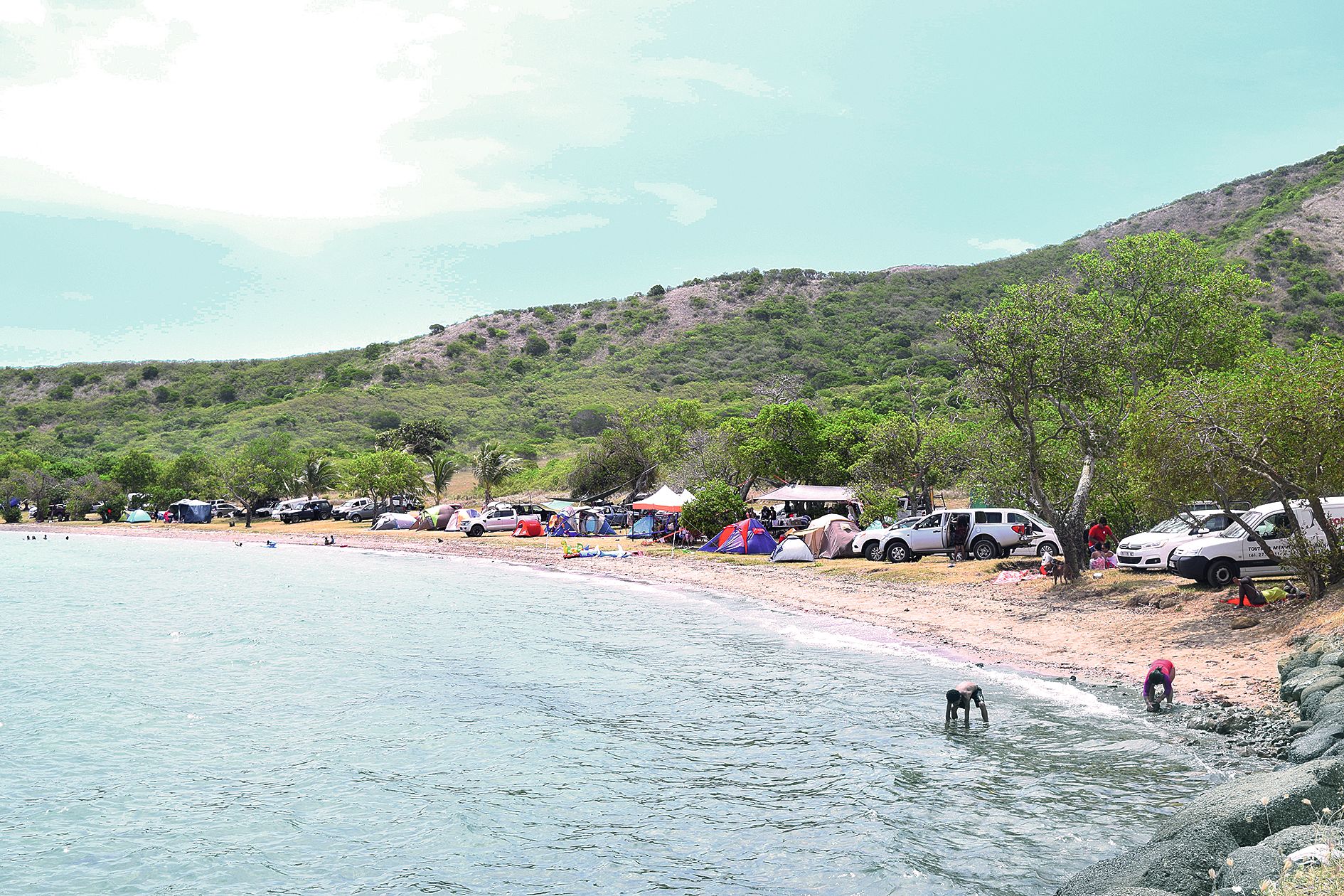 Durant l’été, la baie Toro est très fréquentée. Habitués et baigneurs occasionnels n’hésitent pas à y poser leurs tentes.