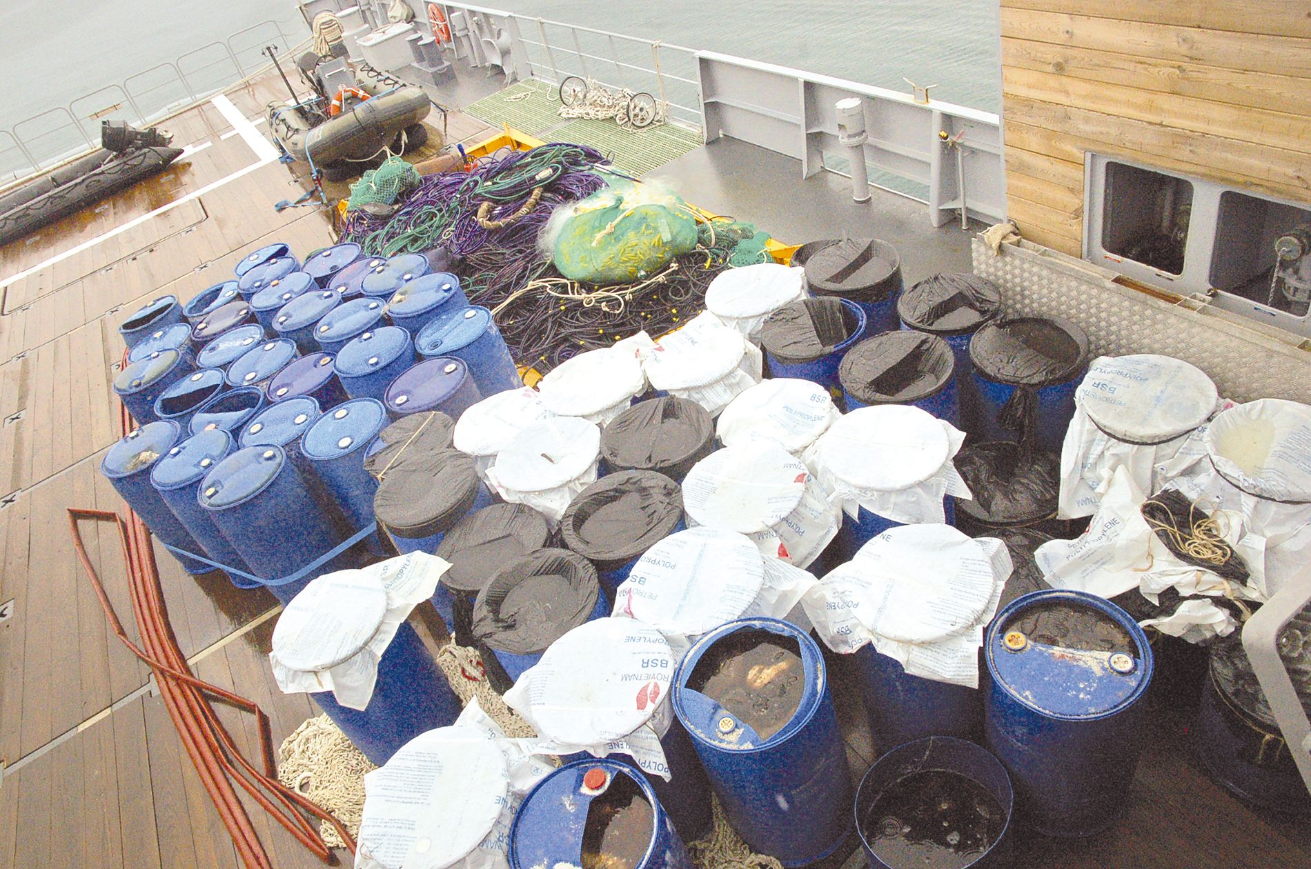 Les dizaines de bidons contenant sept tonnes d’holothuries sont actuellement sur le navire D’Entrecasteaux à la base navale de Nouméa. Ils seront mis aux enchères prochainement.