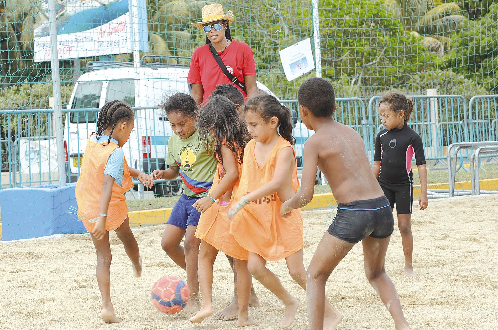 Les activités de plage reviennent pour cette sixième édition.  Les petits ont inauguré les terrains de beach-soccer et de volley.