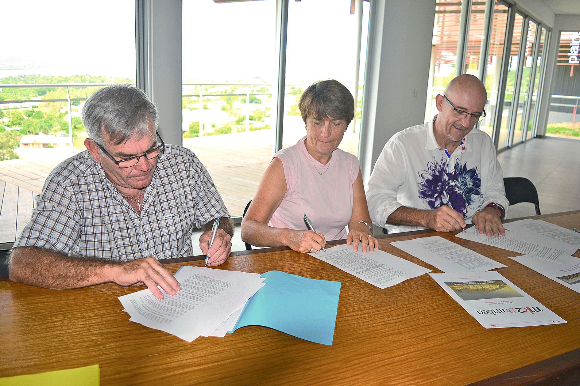 Koutio, le mercredi 11 janvier. Le maire Georges Naturel, Marie-Paule Robineau, directrice générale de la Secal, et Patrick Baldi ont signé le compromis de vente du MK2 Dumbéa.