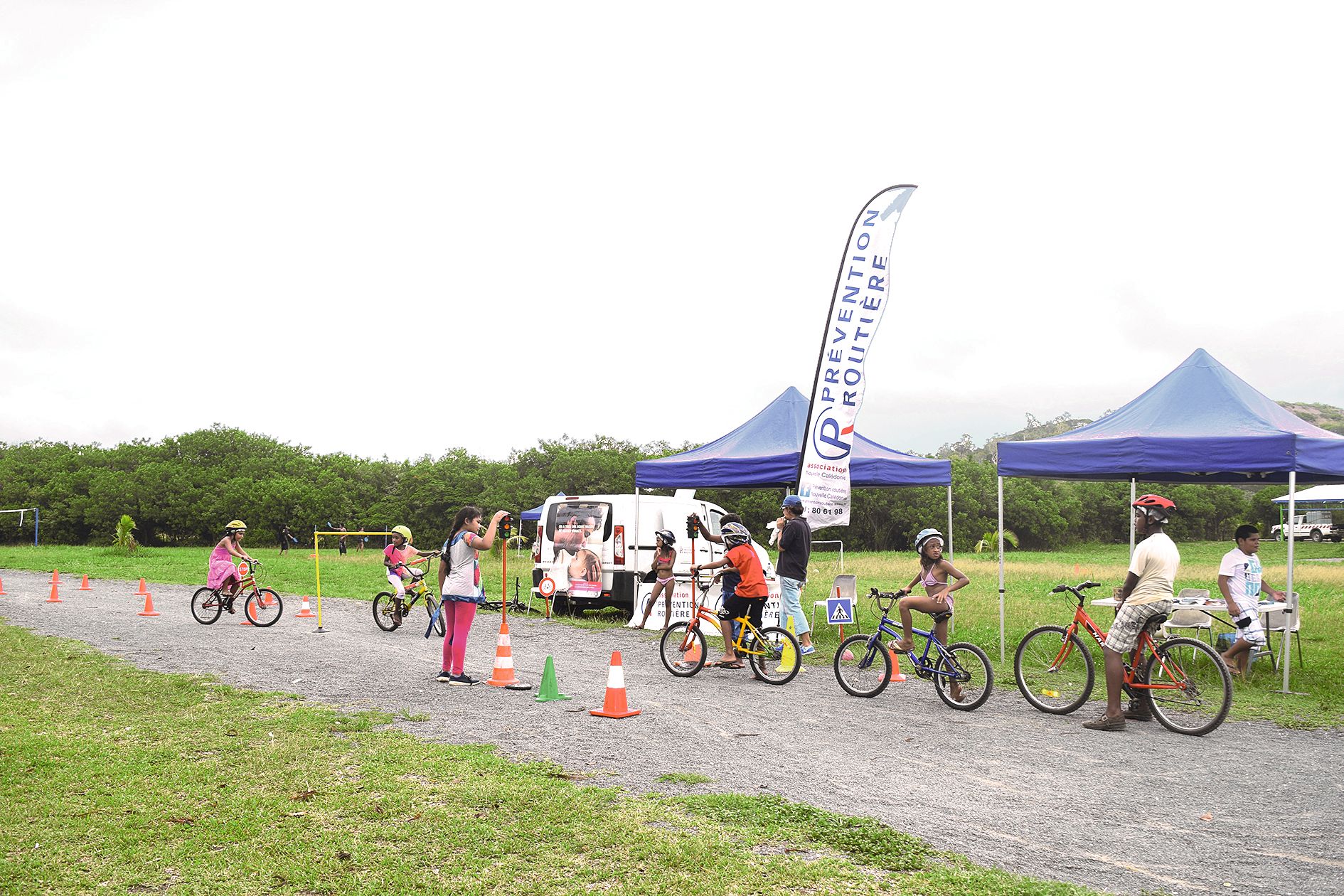 Des activités ludiques et instructives comme cet atelier de prévention à la sécurité  routière, exercices à l’appui pour les cyclistes.