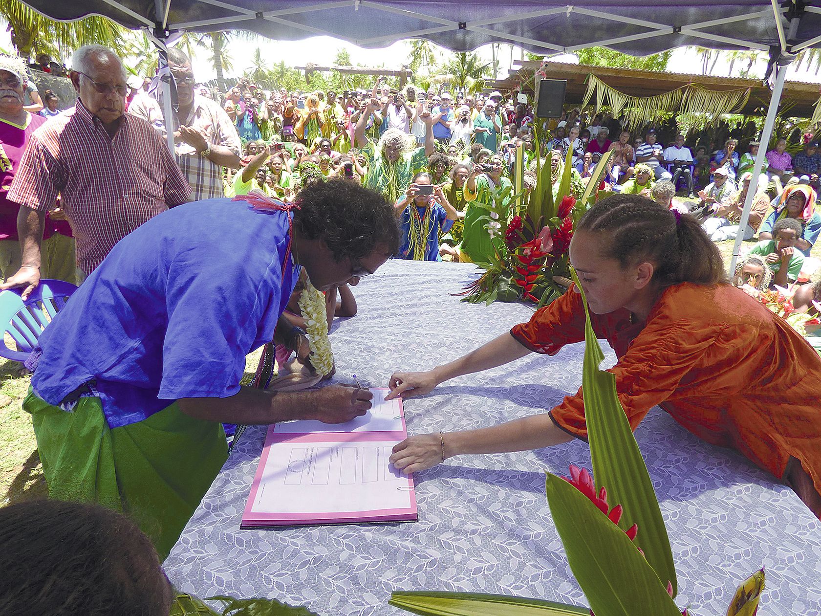 La cérémonie de passation de pouvoir a été officialisée par un acte coutumier reçu par l’officier public de l’aire Ne Drehu.