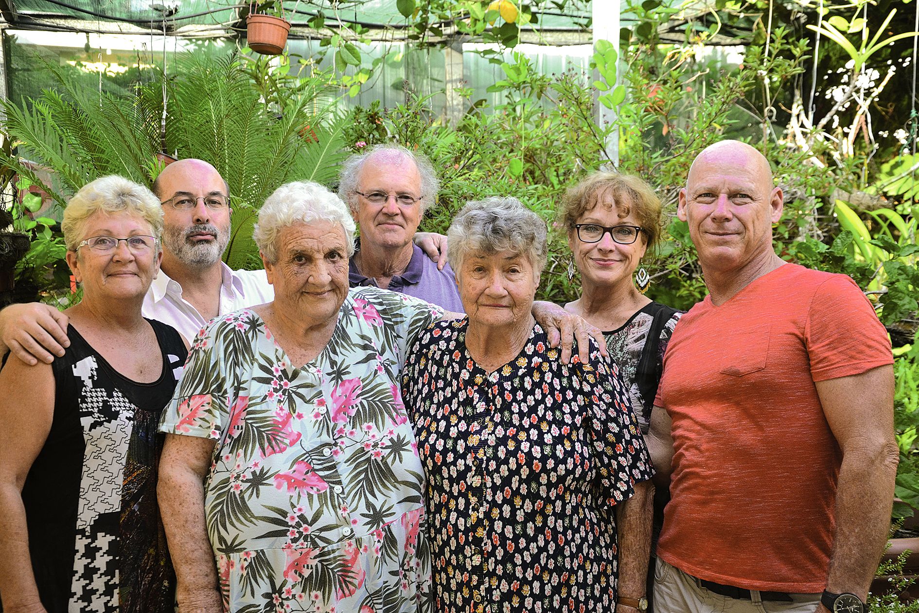 De gauche à droite, Sylviana, Philippe, devant lui sa mère Elyane, Jean-Jacques,  Jacqueline la mère de Sylviana, Monique et son frère Yves.