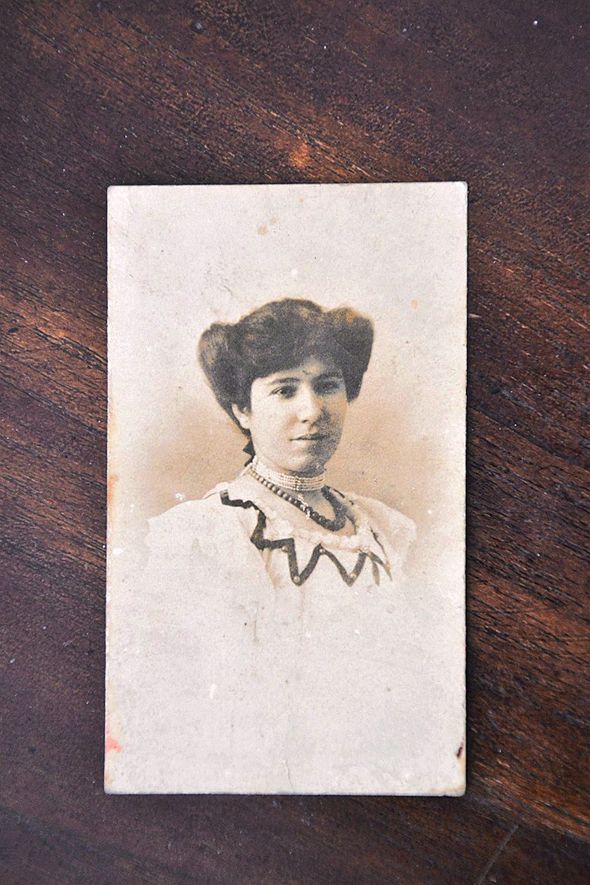 Maria. Née en 1889, elle épouse Antonin Gargon, un dentiste. Ils partent vivre en France où Antonin s’engage dans l’armée. Ils ont quatre enfants dont Sylvain, résistant durant la Seconde Guerre mondiale, déporté à Dachau. Devenu magistrat, il revient viv