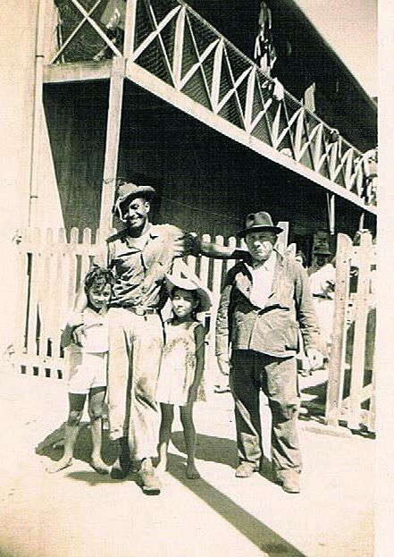 Dominique Gervolino ici avec un collègue du chalandage. Pendant plus de 30 ans, à Vavouto ou à Nouméa, le fils  de l’ancien forçat sera mécanicien puis capitaine sur les  remorqueurs chargés de porter le minerai à Doniambo.