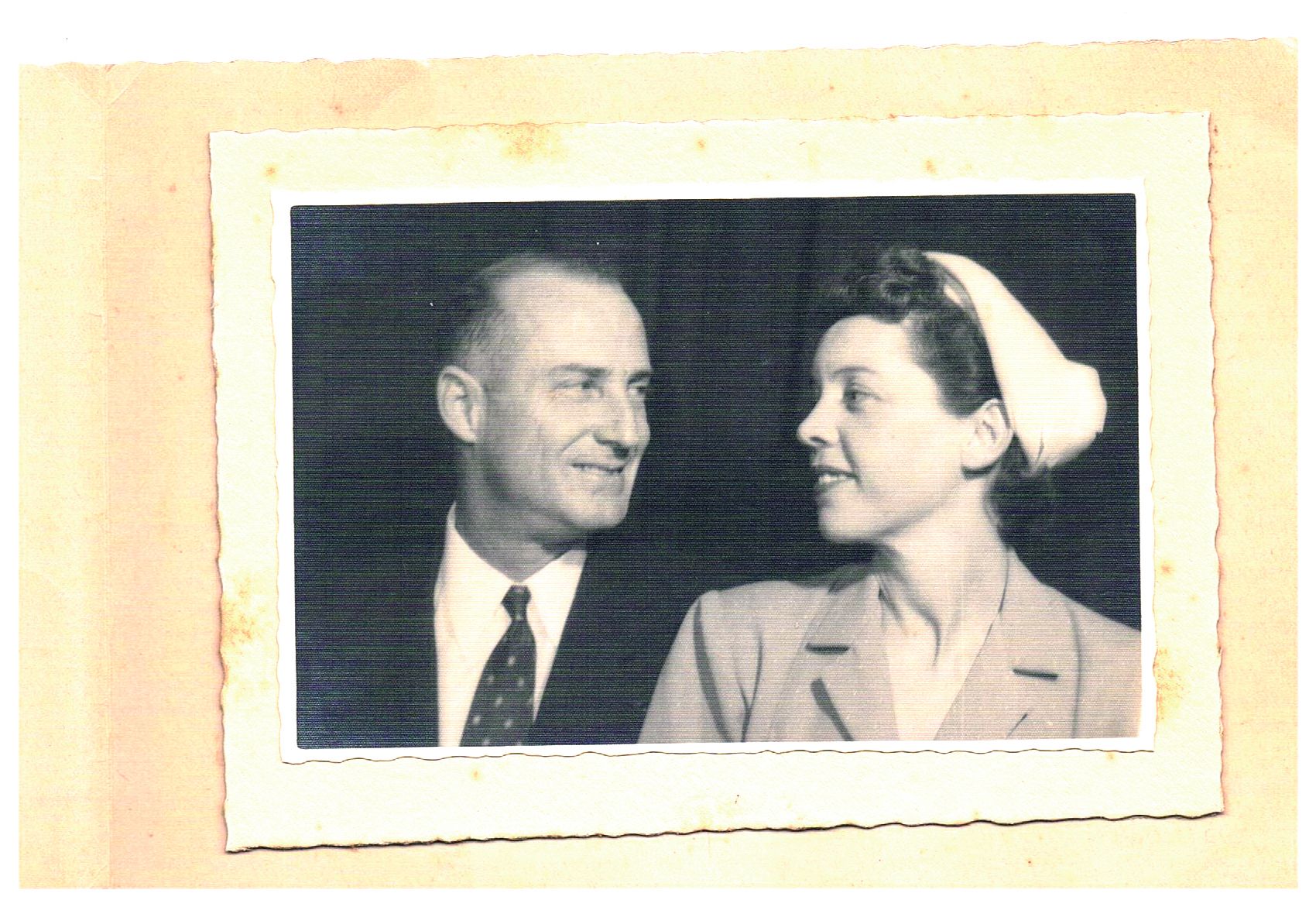 Roger épouse  Albertine  Florence Kuhn, le 14 mai 1954.  Ensemble,  ils ont trois  enfants,  Jean-Jacques, Roberte  et Richard.