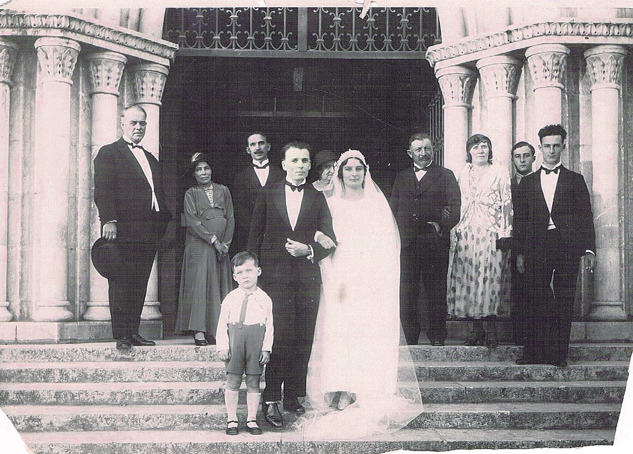 Le mariage d’Odette Gervolino et Raymond Trouillot. Ils ont  une fille, Jacqueline. A droite de la mariée, son père Dominique. Sa mère, Félicité, est à la gauche du marié. L’enfant au côté  du marié est Robert, le petit frère d’Odette.