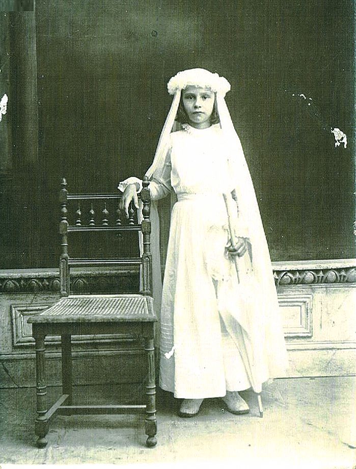 Paule, dite Paulette, lors de sa communion. Mariée à Francis Gérard le 1er septembre 1934 à Nouméa, elle a une fille Michelle.