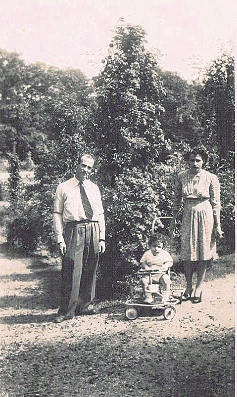 Marcel et Henriette Marie son épouse, avec leur fille Mireille. Ils se sont mariés le 25 octobre 1945 à Nouméa.