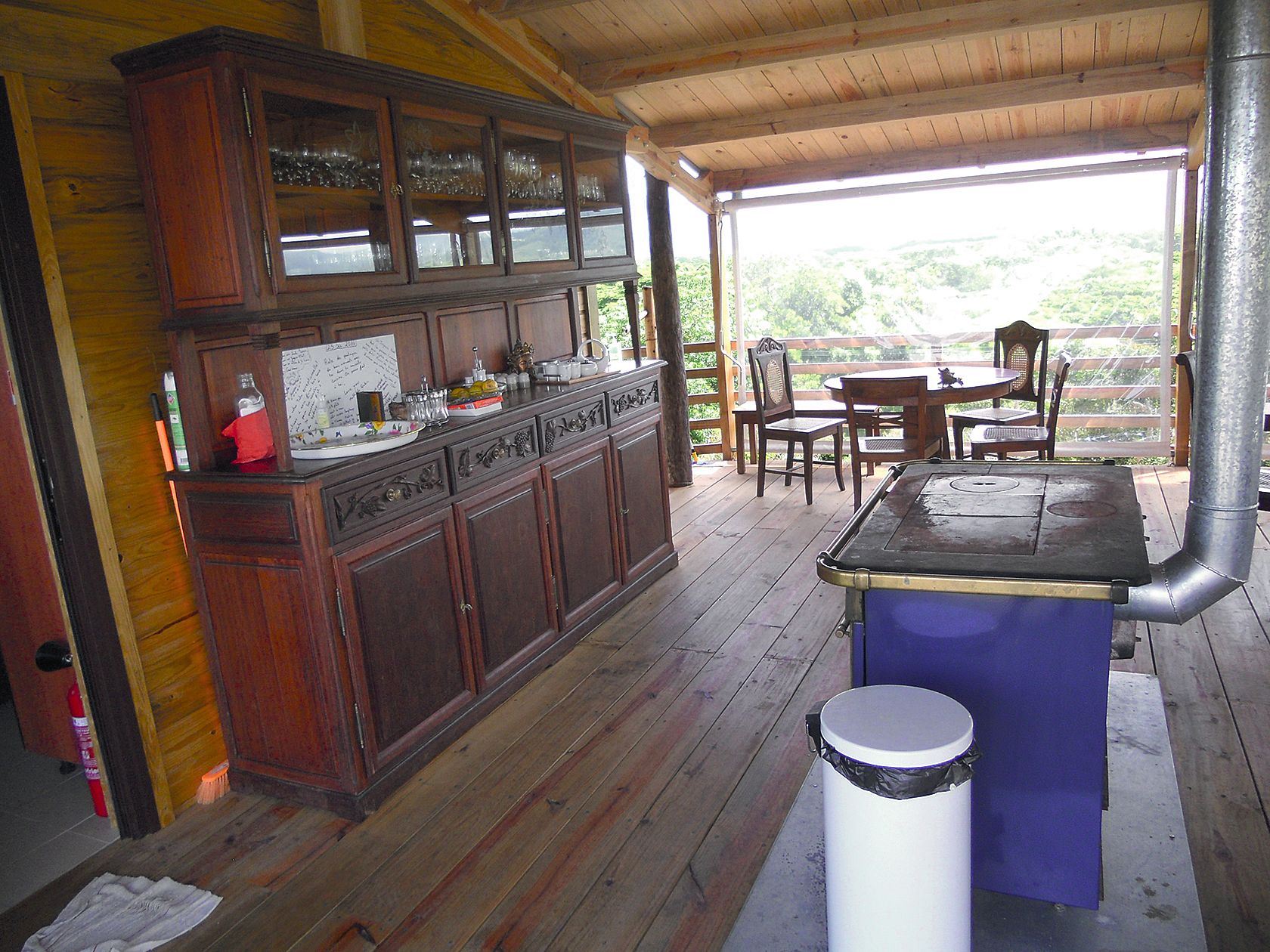 L’accueil se fait sur une terrasse réalisée tout en bois, avec un mobilier rustique.