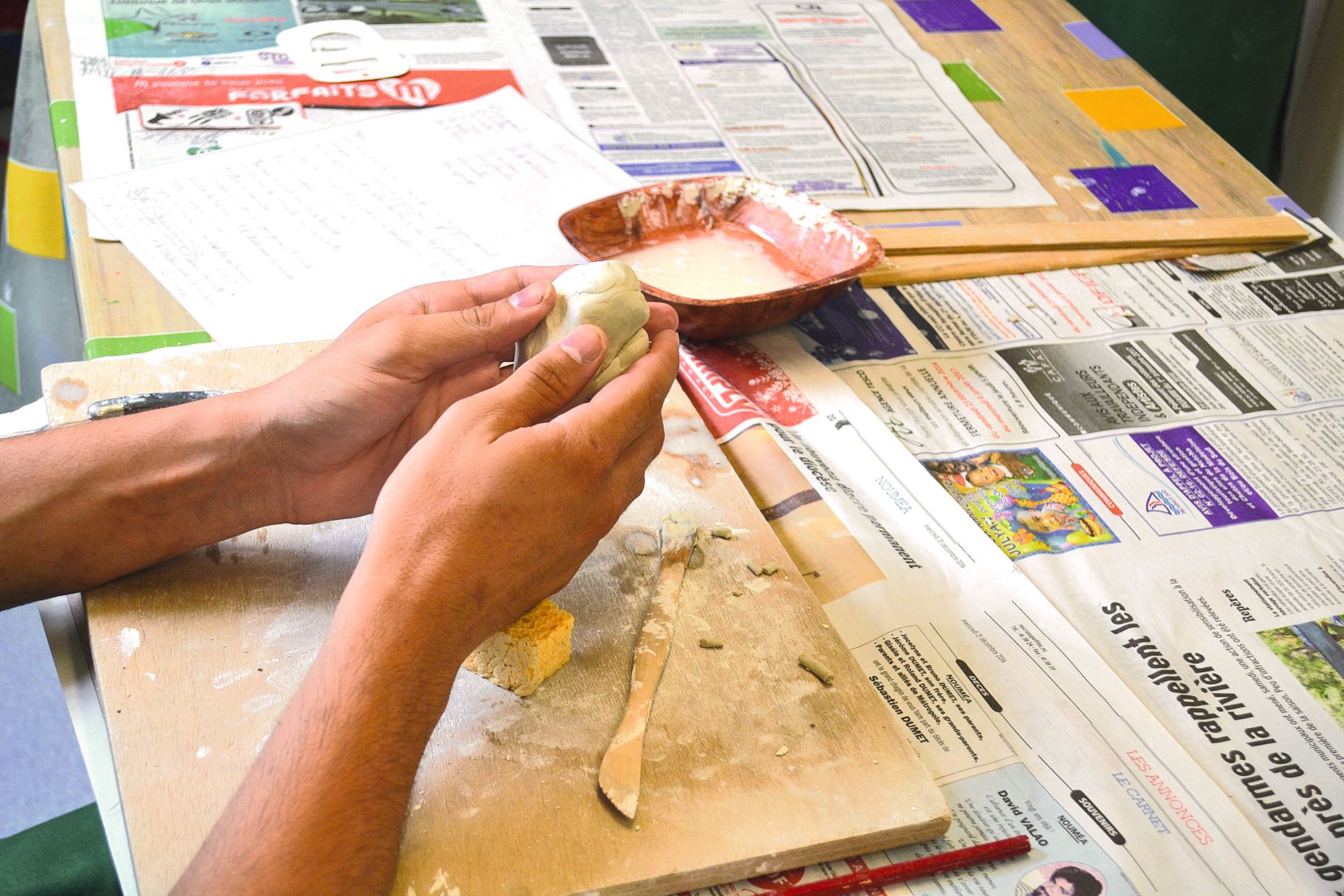 À l’atelier poterie, les participants apprennent notamment à suivre les différentes étapes de la fiche technique.
