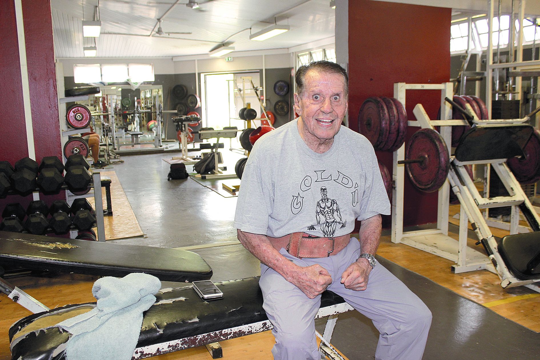 Dumbéa, 2017. Le voici à 85 ans, dans sa salle de musculation à Auteuil. L’an passé, il a gagné les Oceania de force athlétique en catégorie master 4 (plus de 80 ans).
