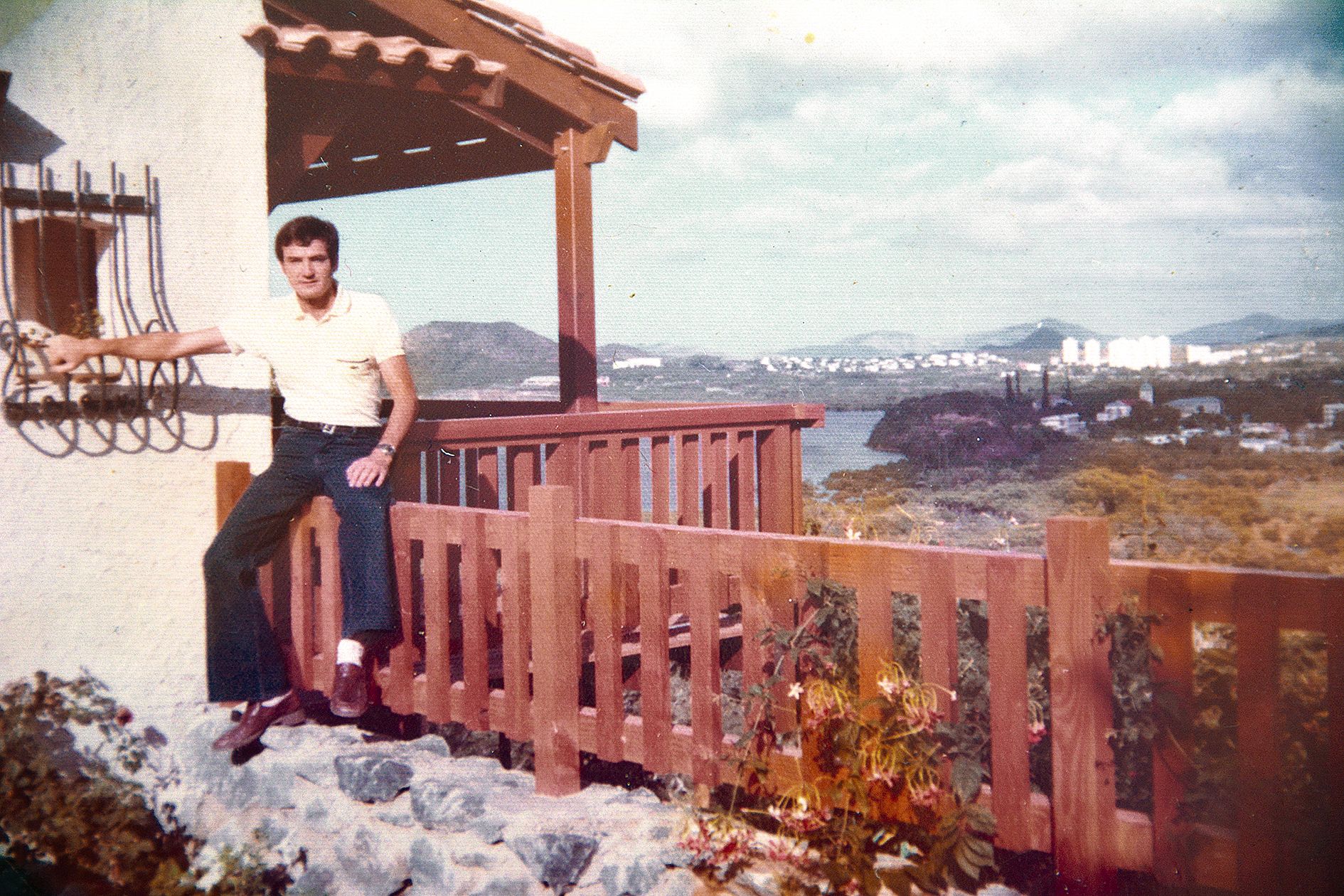 Christian Araud, quelque temps après son arrivée sur le Caillou, ici devant la maison qu’il s’est construit à Robinson. A l’époque, le sport et la natation ne font pas partie de son quotidien.