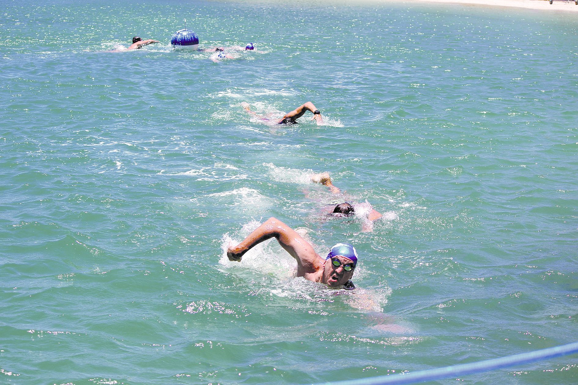 Après quelques tours d’échauffement autour du ponton flottant, les nageurs ont fait quelques sprints.