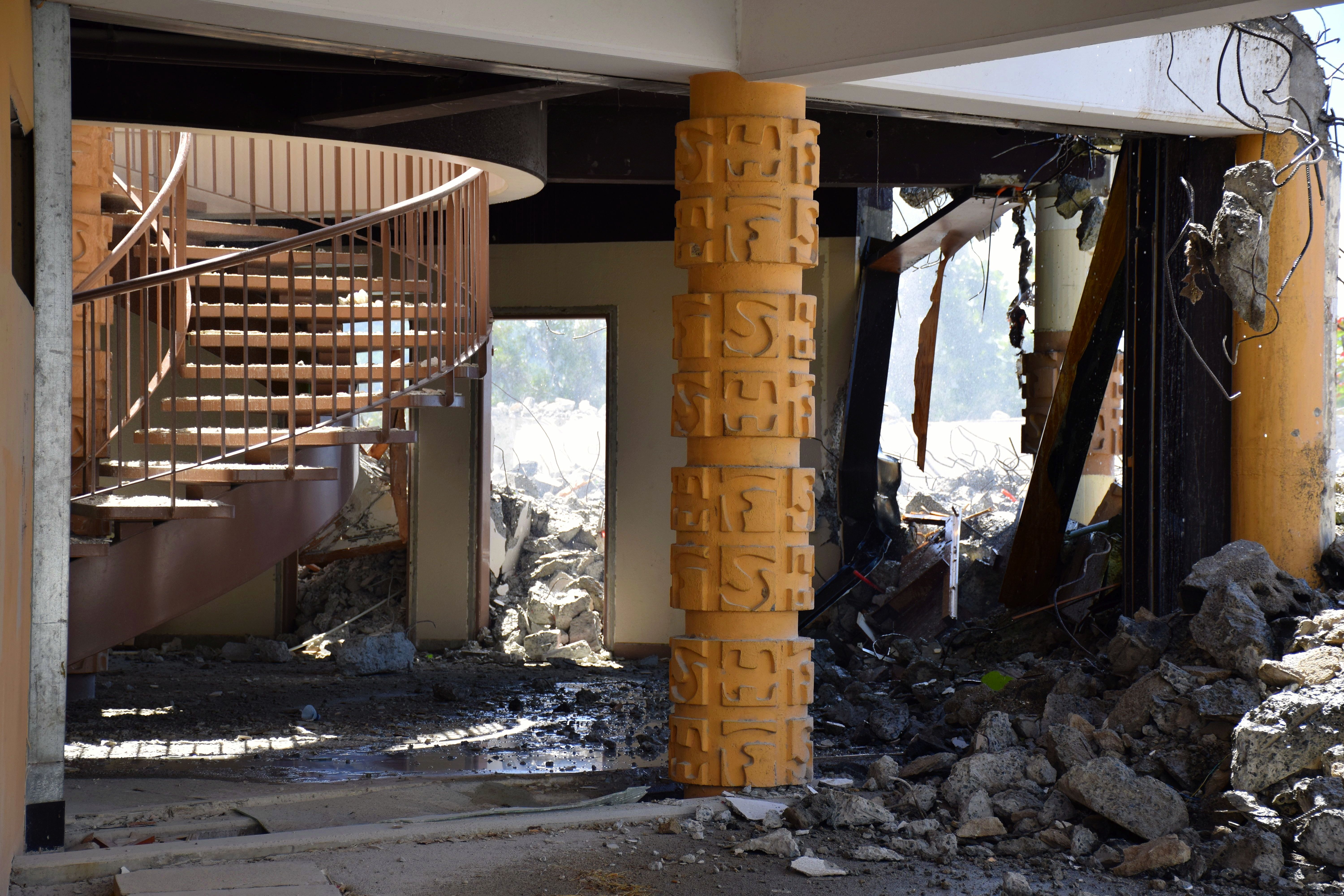 La démolition vue de l’intérieur, où se dressait encore, jeudi midi,  ce poteau décoré il y a trente-quatre ans avec les trois lettres FSH.