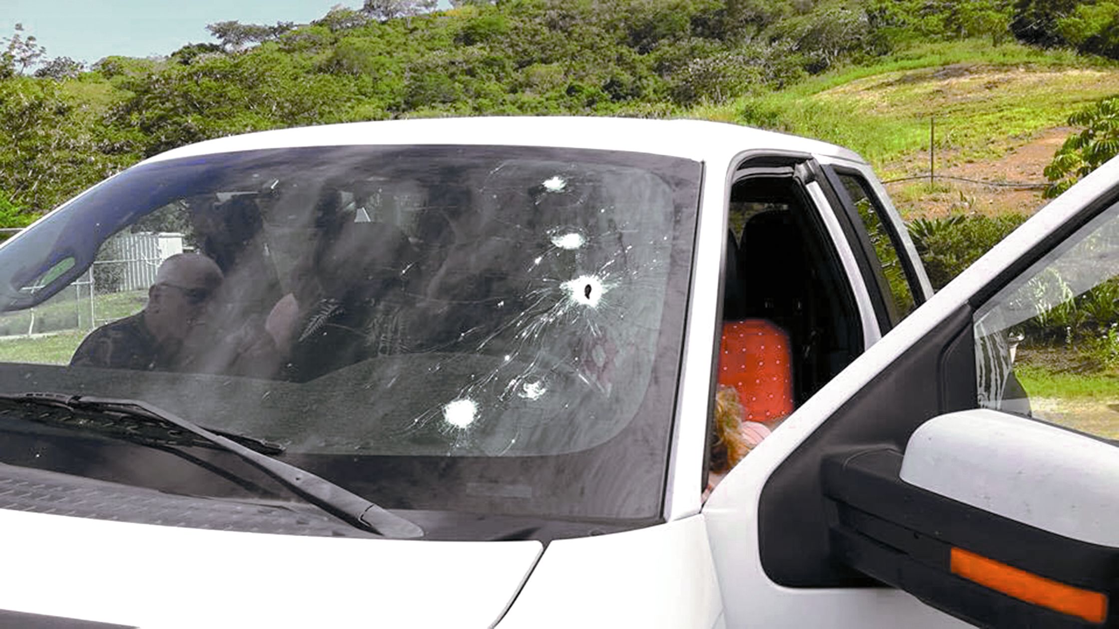 Cet automobiliste a dû faire preuve de sang-froid pour contrôler son véhicule en essuyant des tirs.