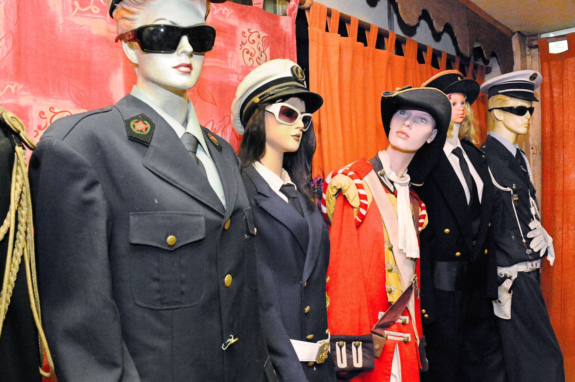 Une rangée de mannequins accueille les visiteurs dans le salon d’Alain Strotz. Ils portent chacun des uniformes que le collectionneur a glanés au cours de ses nombreux voyages.