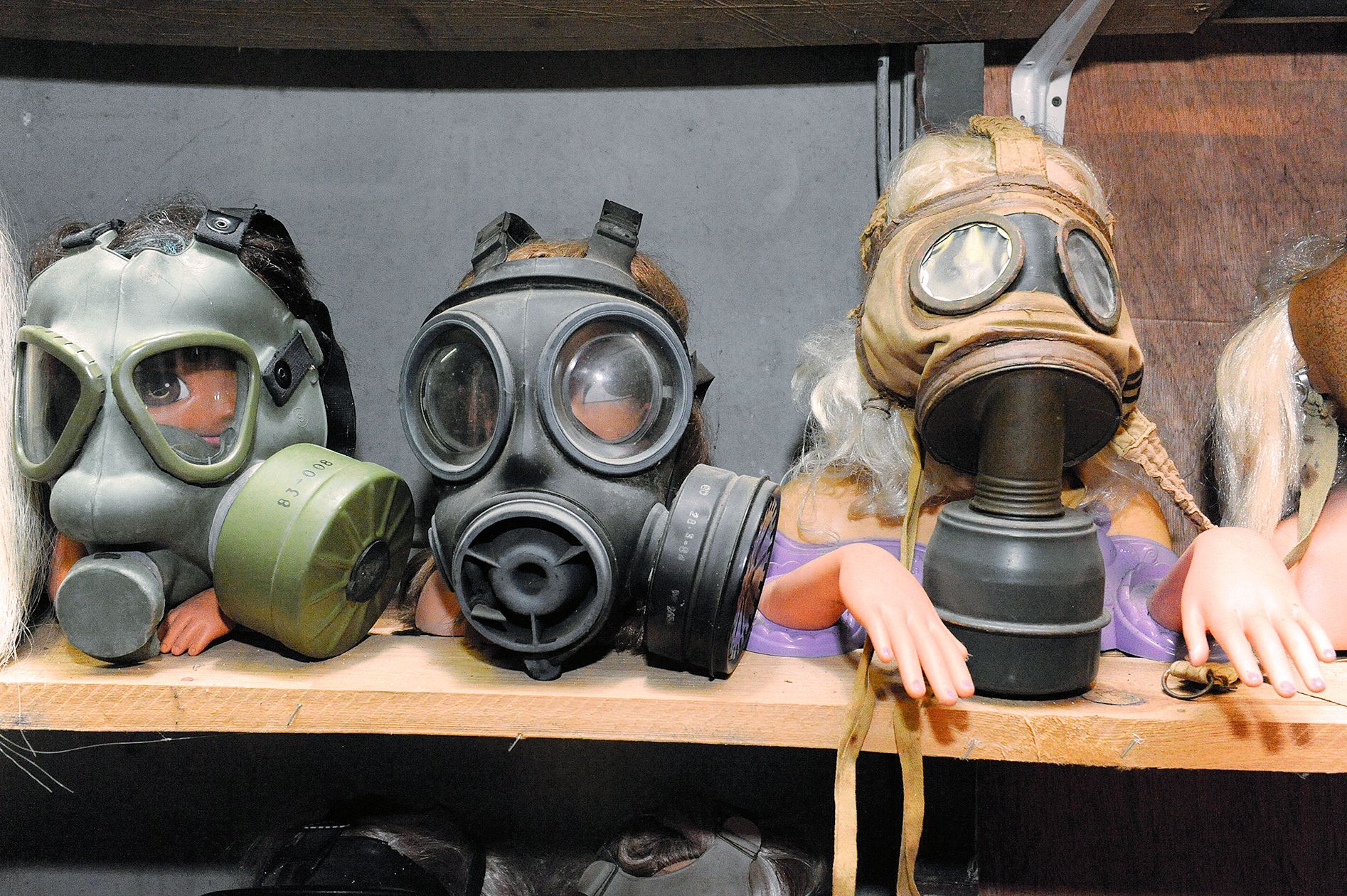 Une place est consacrée aux casques de CRS et aux masques à gaz. Les deux modèles  de gauche sont des produits français et allemand, de la Seconde Guerre mondiale.