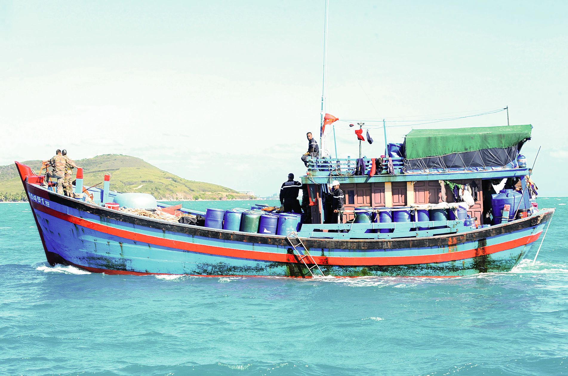 Le bateau toujours présent au mouillage fait l’objet d’une surveillance permanente par les forces de l’ordre.