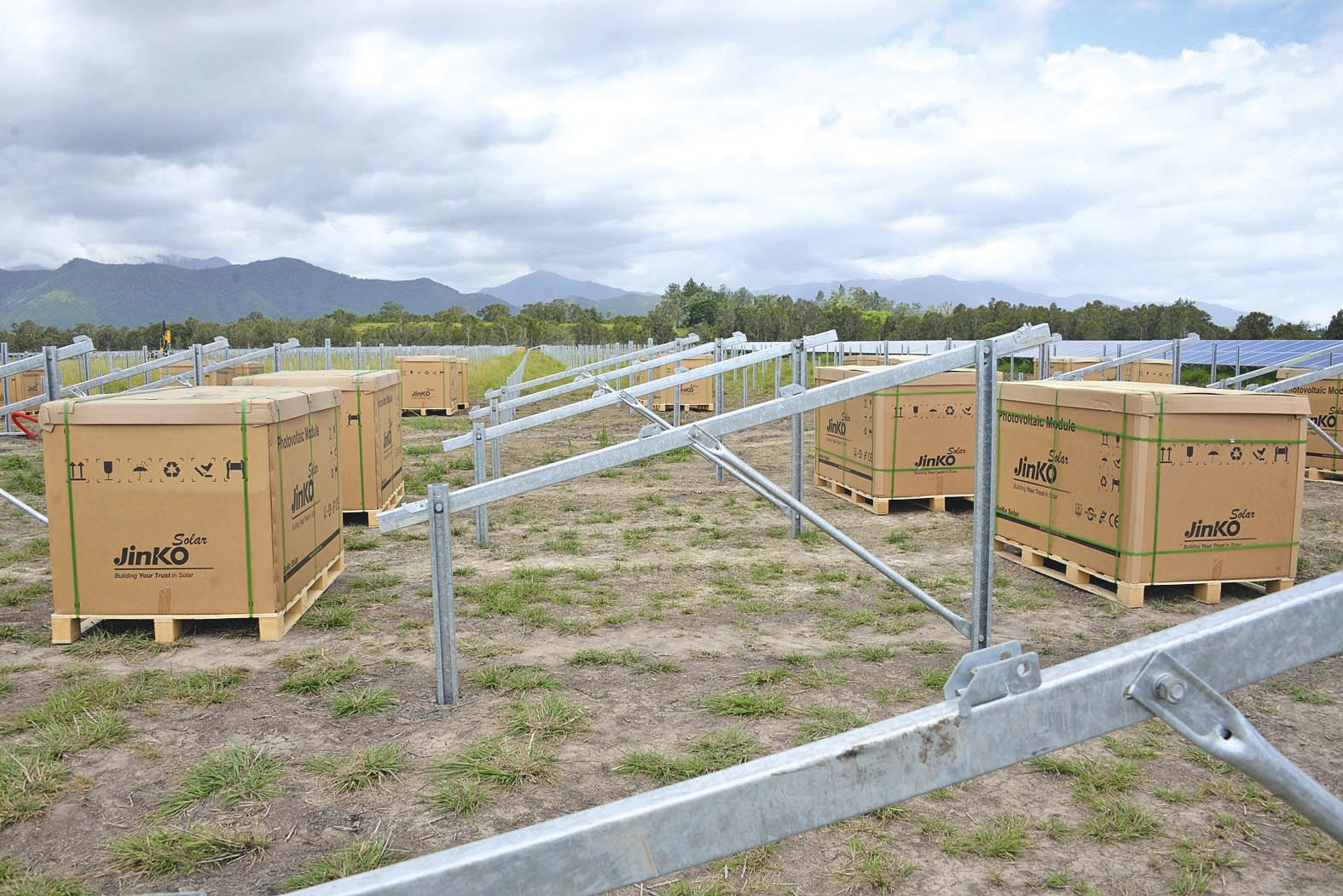 Sur cette section du chantier, les panneaux attendent sagement leur  tour dans leurs caisses pour être posés sur les structures métalliques.