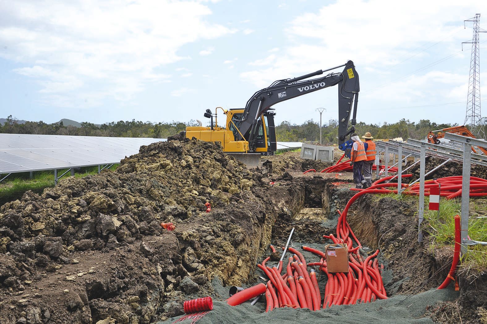Des bulldozers ont commencé à creuser les tranchées pour le passage des câbles électriques qui seront raccordés aux postes de transformation.