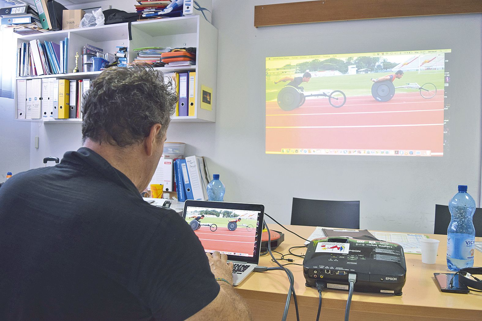 Le coach a recours en permanence à la vidéo. Il filme ses athlètes avec son smartphone ou un appareil photo puis analyse leurs performances image par image.