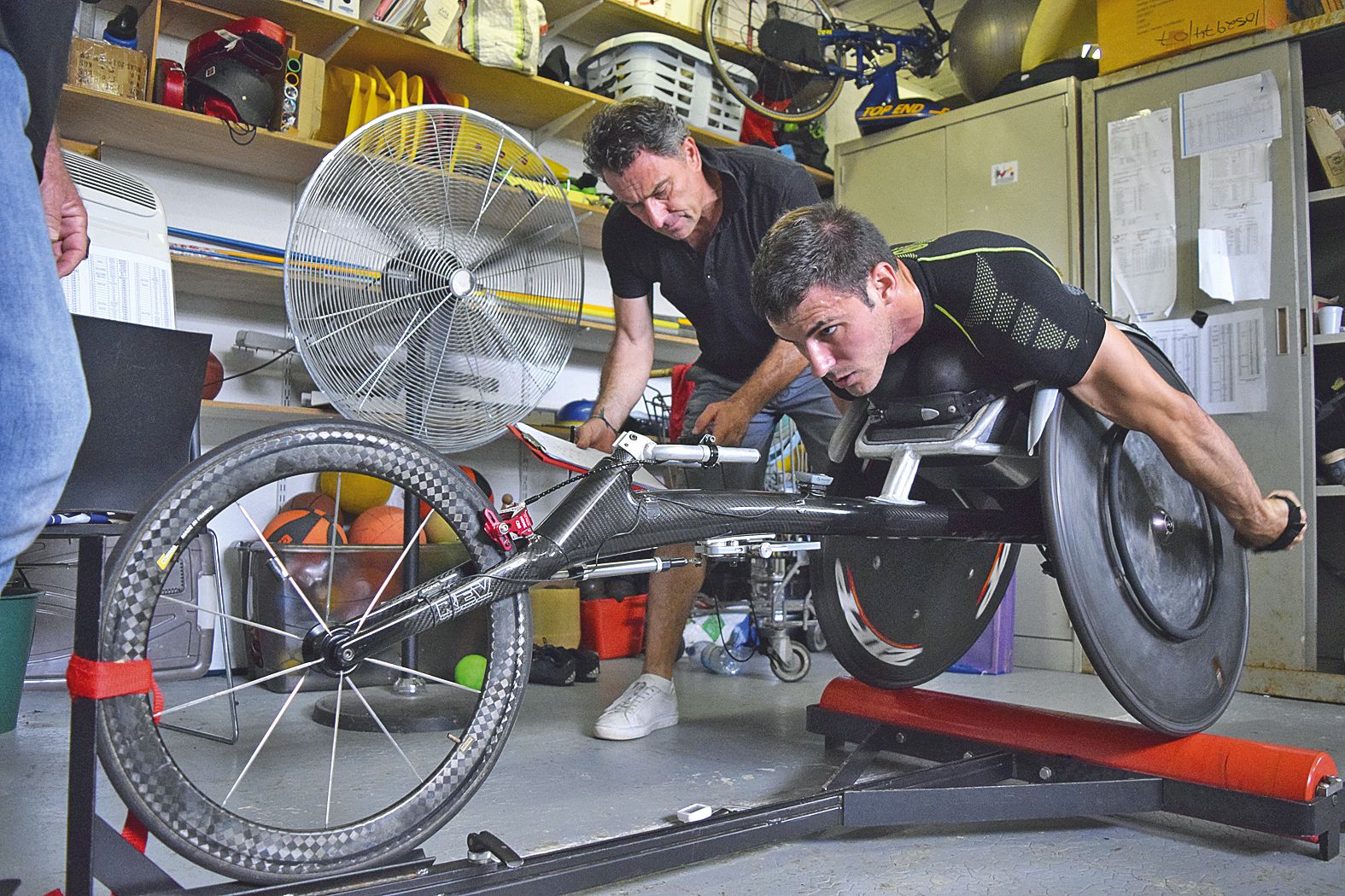 Olivier Deniaud fait figure référence dans le monde du handisport, notamment pour ses entraînements avec ses sprinters en fauteuil. Ici avec l’espoir Nicolas Brignone.