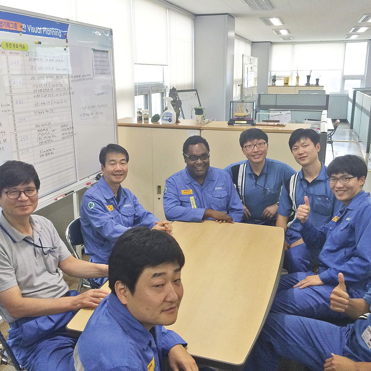 Robert, qui parle le français, le drehu, l’anglais l’espagnol, et un peu de mandarin, apprend désormais le coréen. « Quand on se met vraiment à une langue, ça vient tout seul », dit-il.