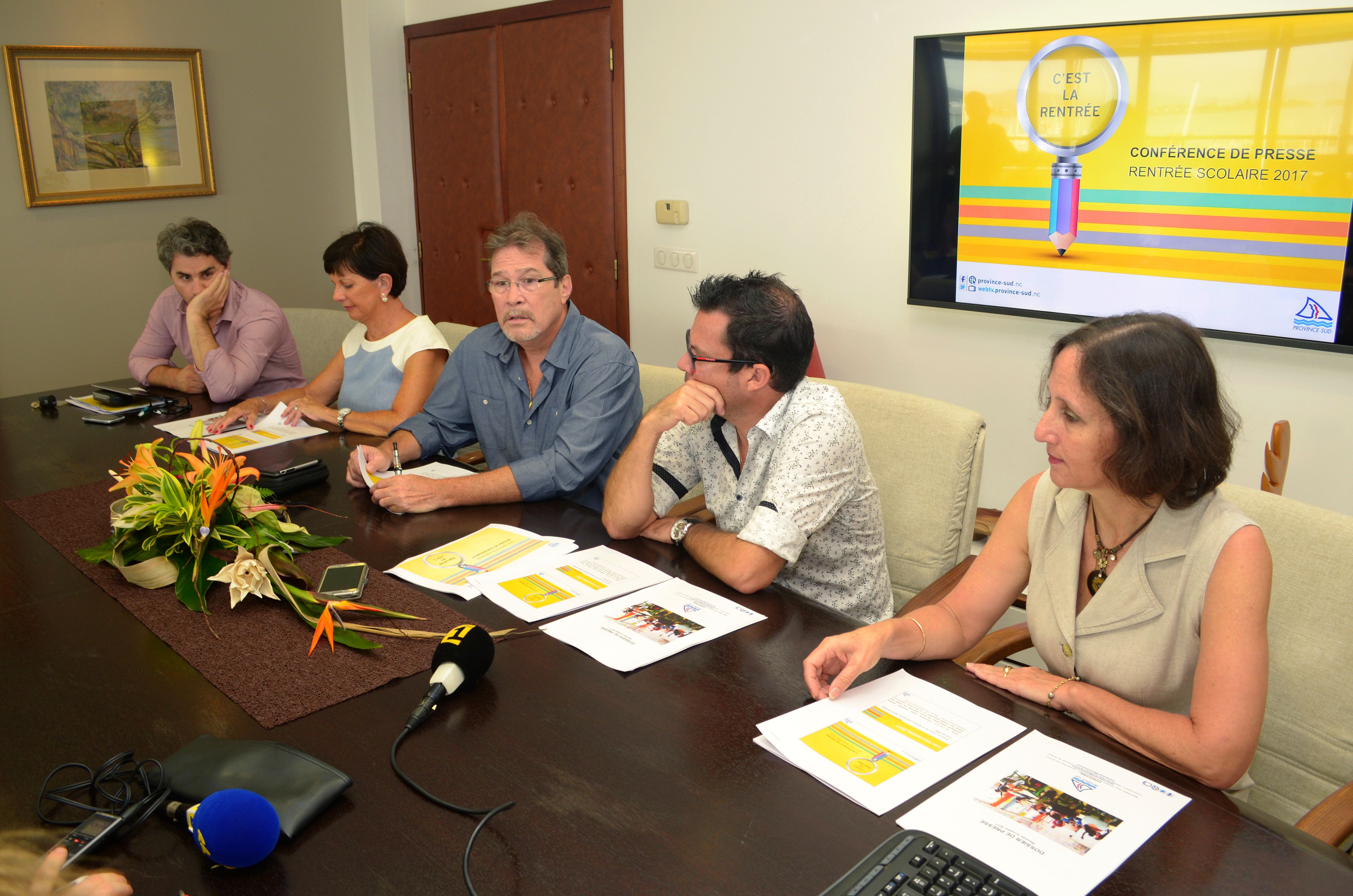 Dans le prolongement du projet éducatif, une plus grande place sera faite à l’enseignement des langues et de la culture kanak en primaire.