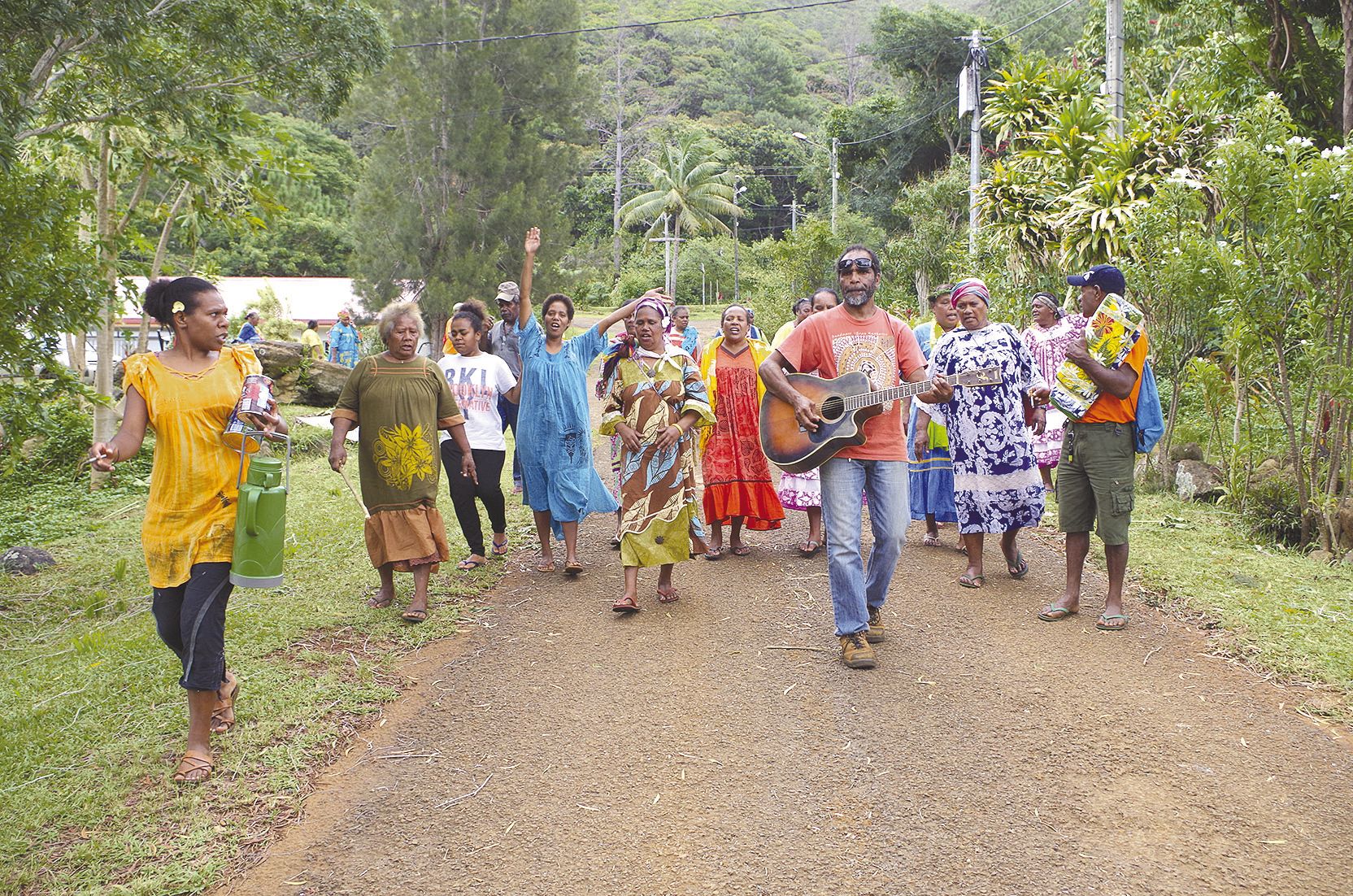 1 > A Goro, la fête des ignames coïncide avec celle de Notre-Dame de Lourdes. Tôt le matin, une trentaine de fidèles ont fait un pèlerinage depuis le pont de la Kubini.2 > Le matin, les mamans ont confectionné une centaine d\'assiettes en feuille de