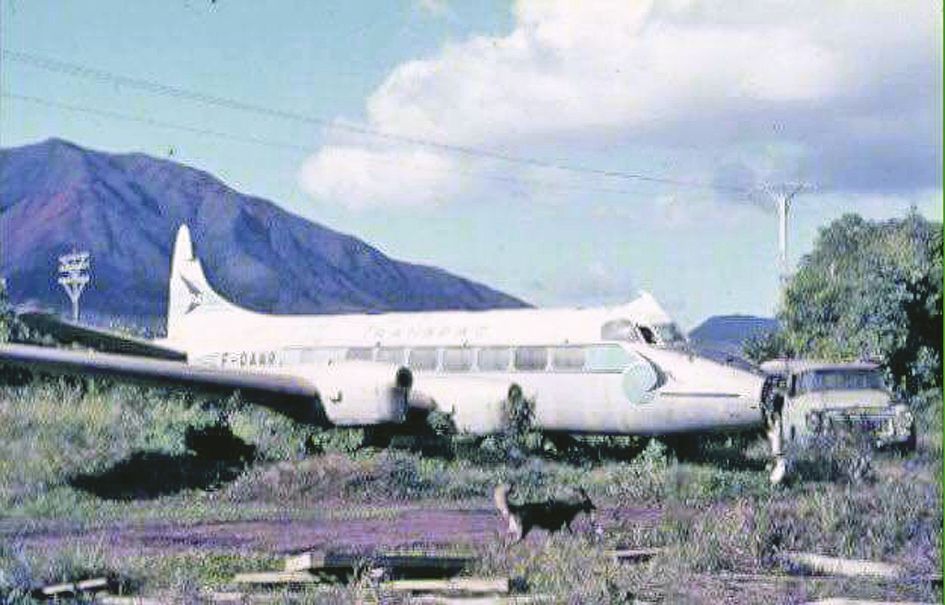 Réformé en 1969, le Héron F-OANR prend place quelques années plus tard à côté du terrain de caravaning dans la plaine de Saint-Louis. Ce cliché, pris le long de la route du Sud, date de 1974. A cette époque, l’avion fait la joie des enfants.