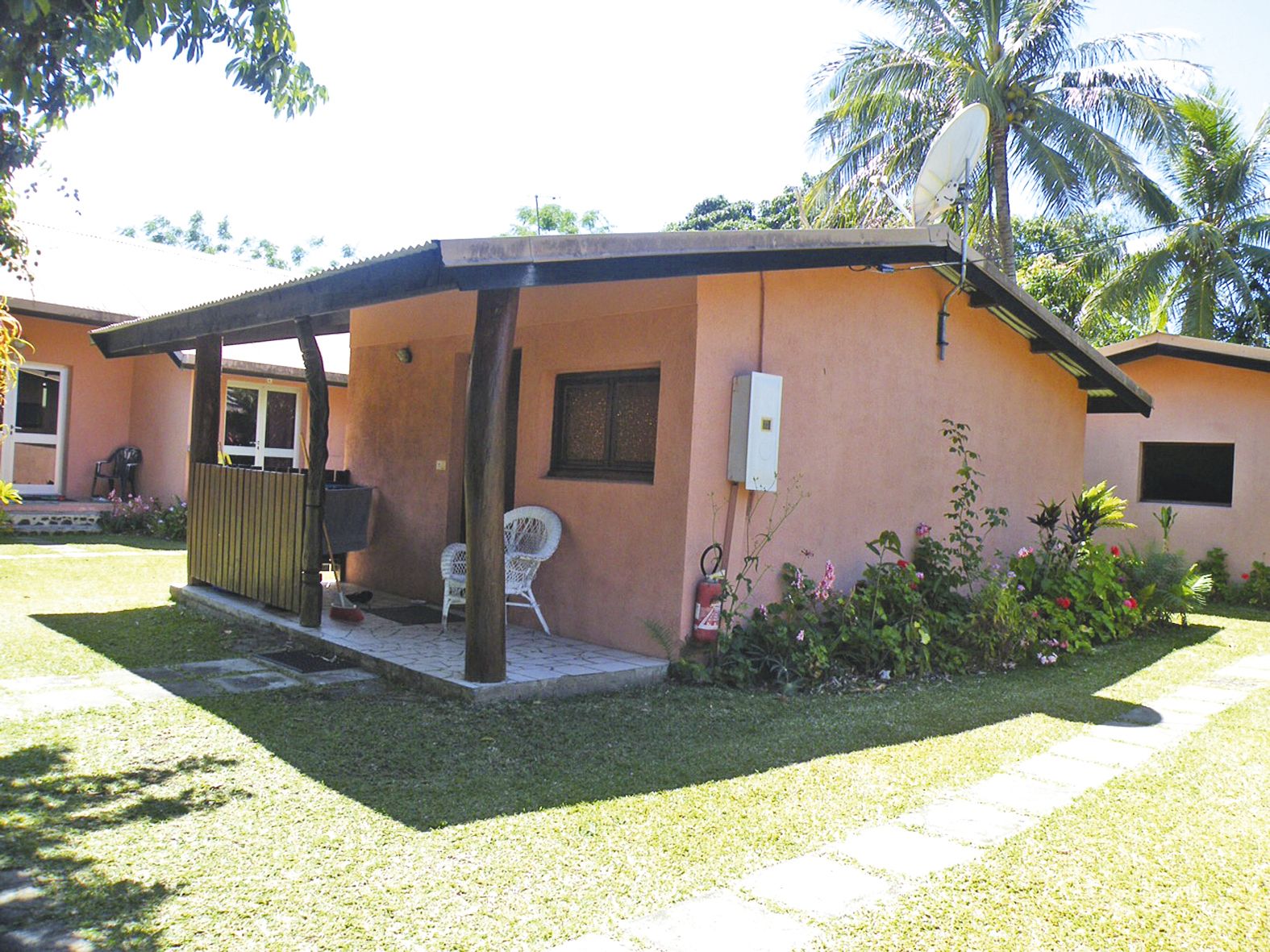 Le relais propose des nuitées en bungalow ou en chambres.