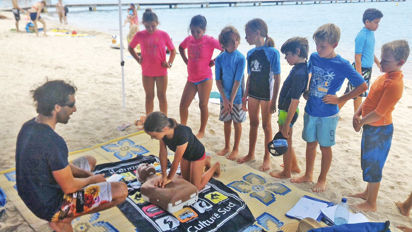 Cédric donne les bons conseils pour porter secours à une personne en utilisant un mannequin.