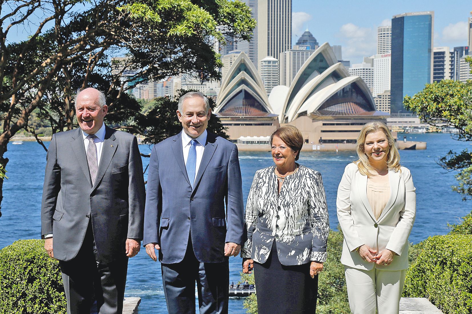 Benjamin Netanyahou (2e à gauche) et son épouse, Sara (à droite) posent devant l’opéra de Sydney avec le gouverneur général australien, Pete Cosgrove (à gauche) et son épouse.