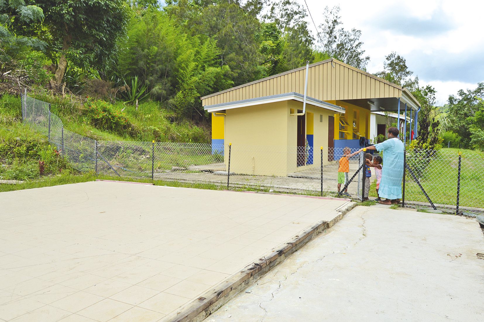 Le sol et la dalle sont tout ce qui reste de la deuxième salle de classe de Néami. Les enfants traversent cette parcelle pour se rendre dans leur pièce de sieste. Les employés communaux vont améliorer le sol.