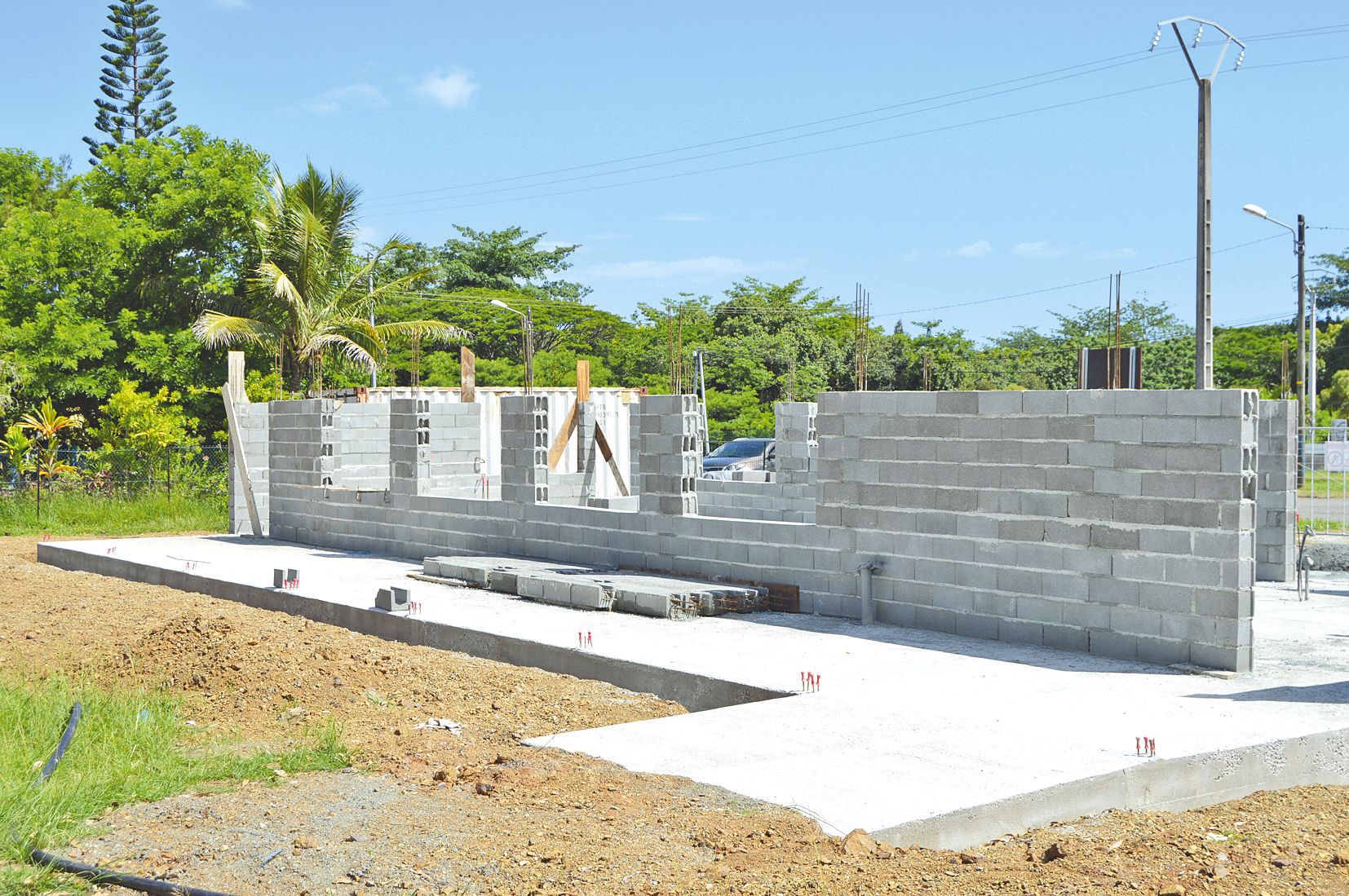 L’école des Allamandas a une partie de sa cour amputée en raison du chantier, clotûré, de son futur réfectoire. Coût de l’opération : 62 millions de francs environ, financés par l’Etat, la province Nord et la commune.