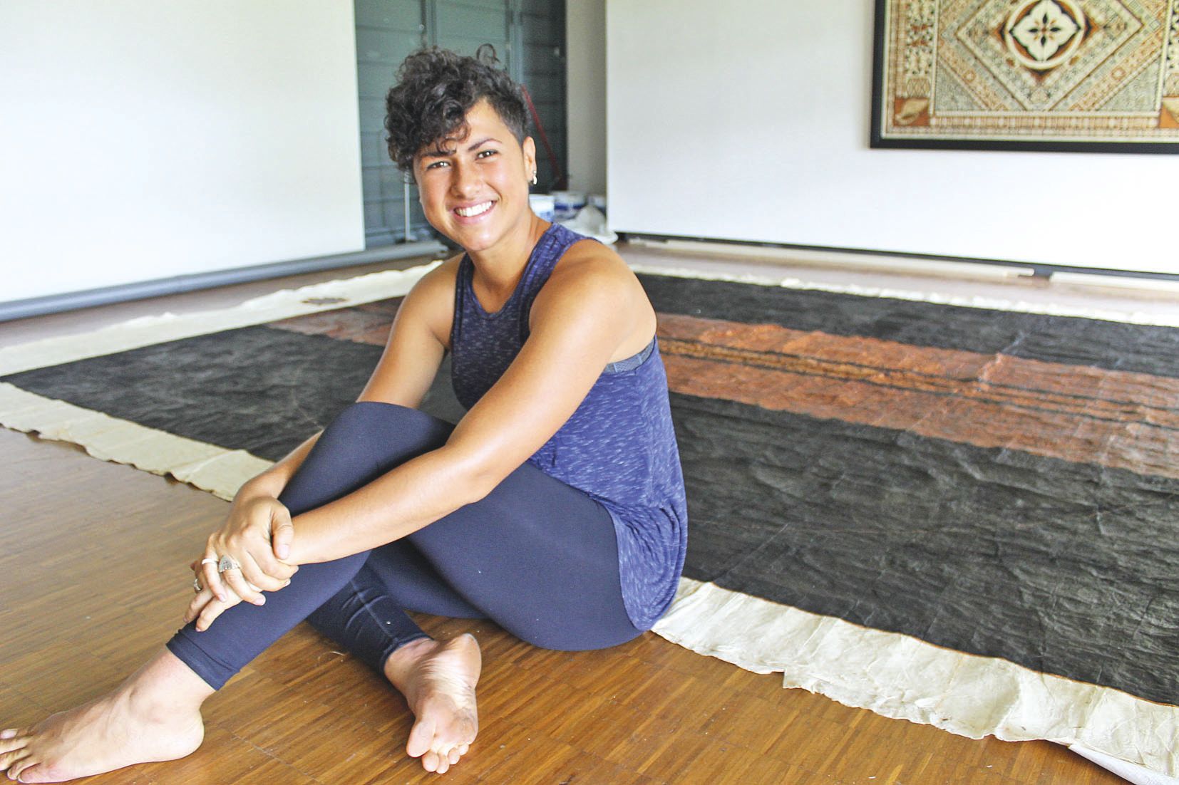 Ruha Fifita suit à la lette la tradition tongienne pour la fabrication de ses matériaux pour le tapa. Ce qui ne l’empêche pas d’avoir une approche d’artiste contemporain.