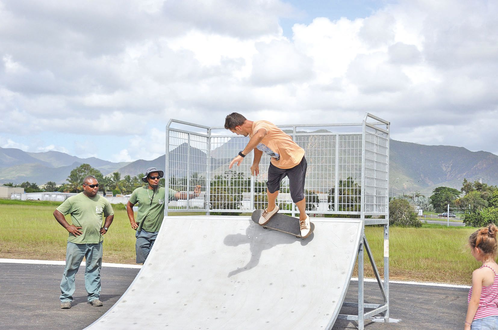 Un amateur de glisse urbaine a essayé les premières installations devant les agents.