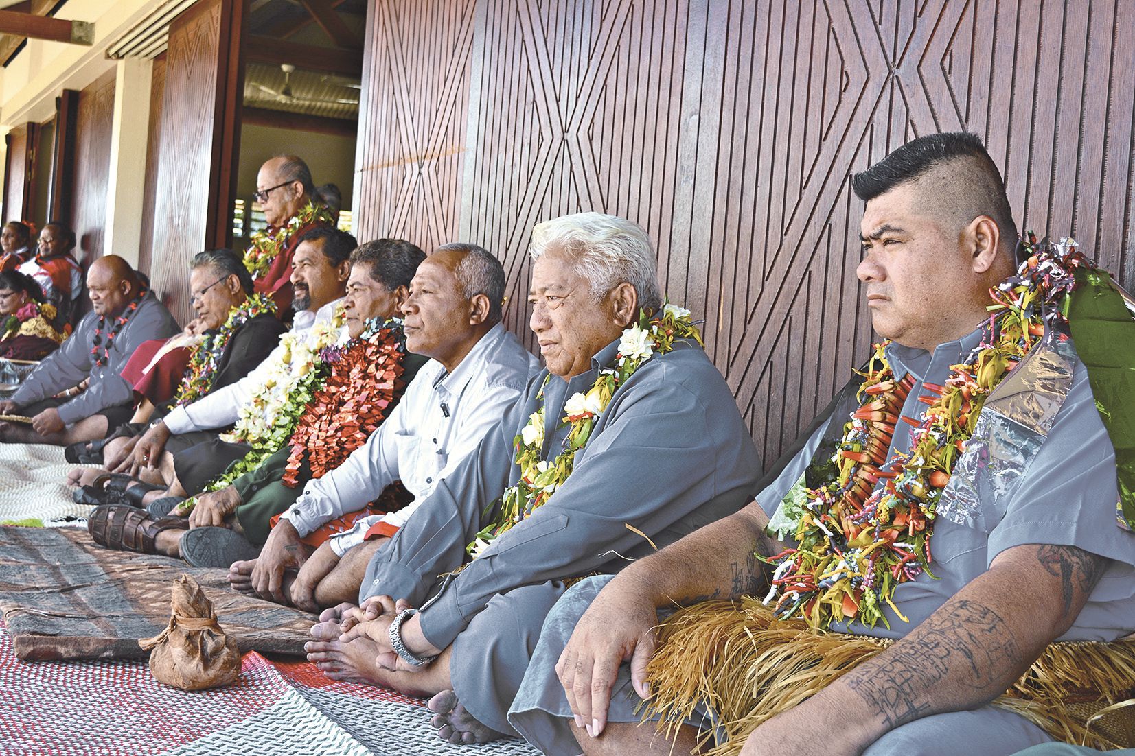 Les anciens sont les maîtres de cérémonie et donnent les instructions aux préparateurs de kava.