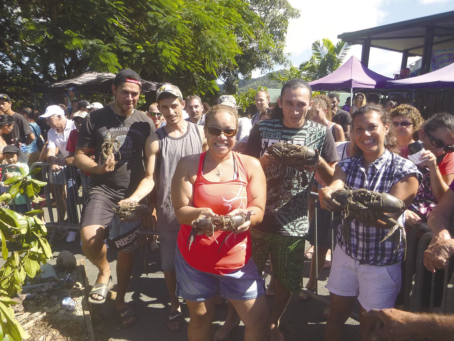 Les premiers participants à l’attrapage et à l’attachage de crabes. De gauche à droite : Frédéric, Terence, Samantha, Henri-Luc dit Junior et Merry.