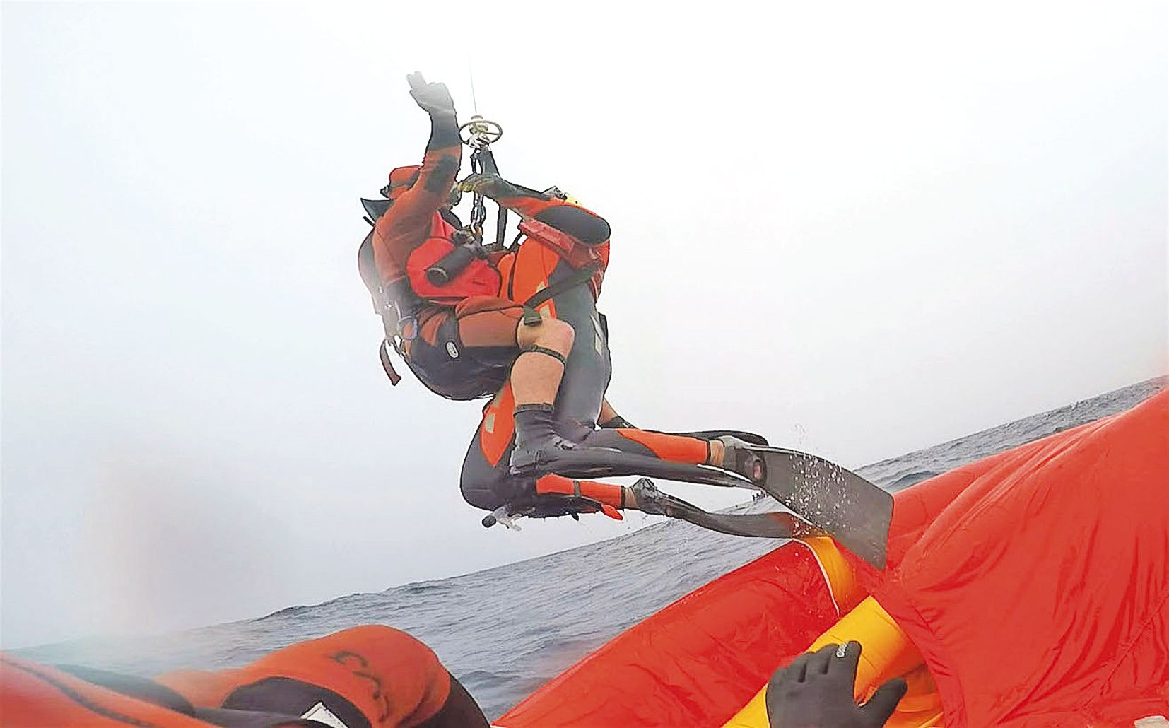 Un des plongeurs des Sauveteurs en mer de Koumac est hélitreuillé dans le cadre de son entraînement.