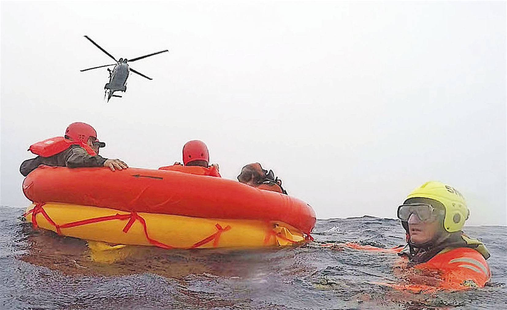 Arrivée de l’équipage du Puma sur la zone où se trouvent le radeau de survie et les naufragés.
