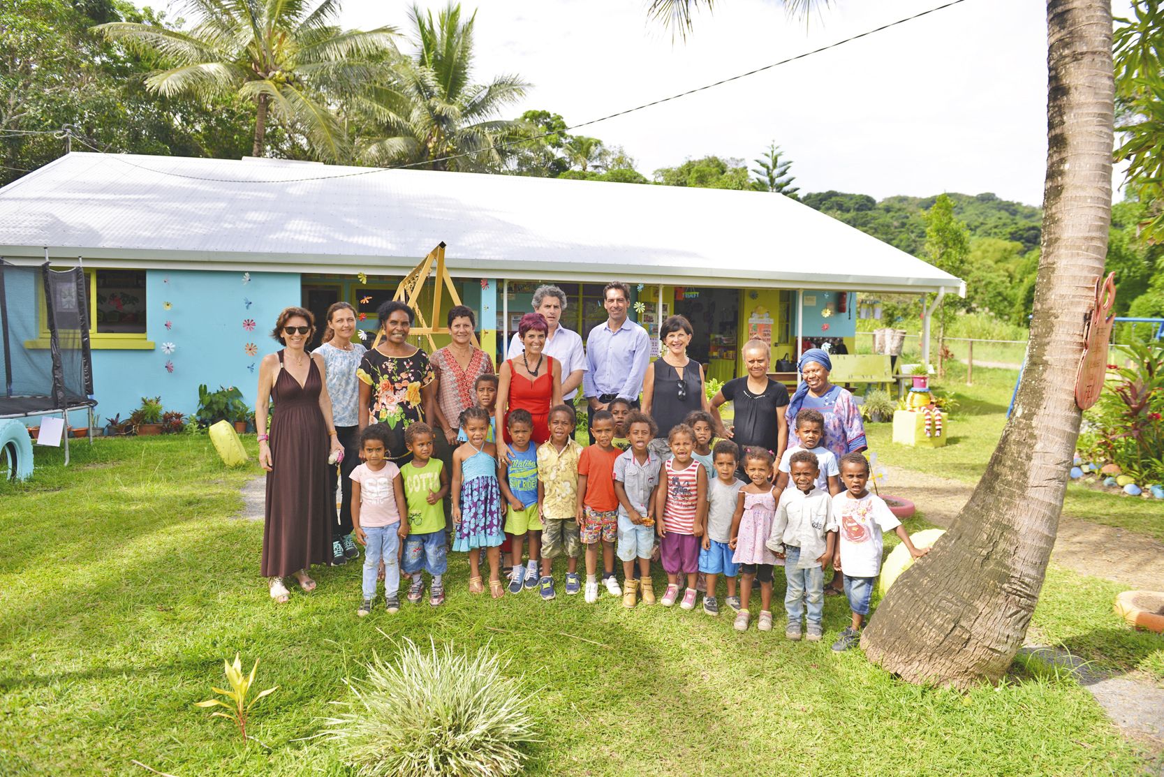 A l’école de proximité de la tribu de Pothé, la délégation a également été accueillie avec joie par les petits enfants.