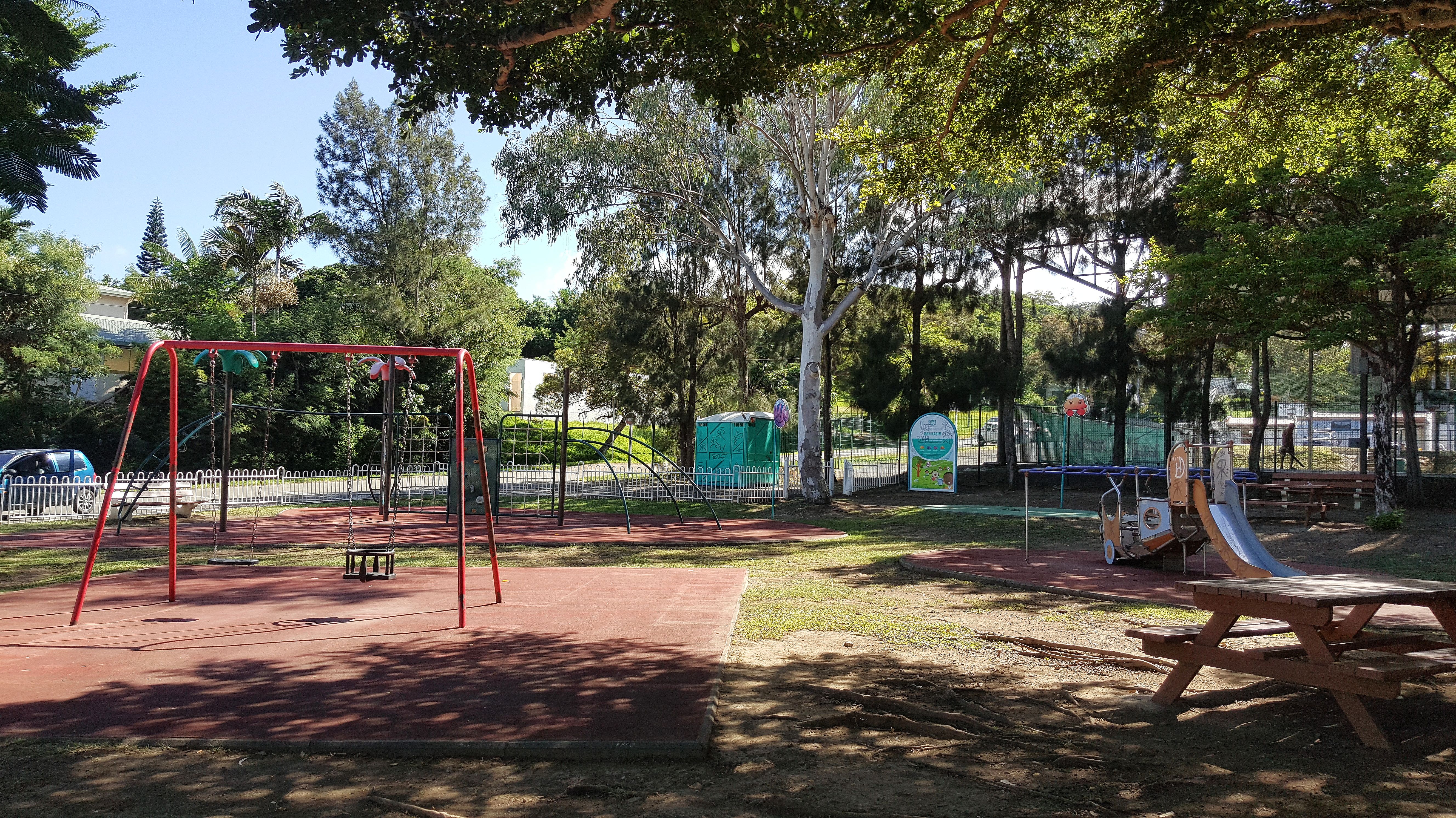 Le parc de jeux pour enfants Moh Kasim se trouve  à côté du complexe sportif Mélissa Delaveuve.