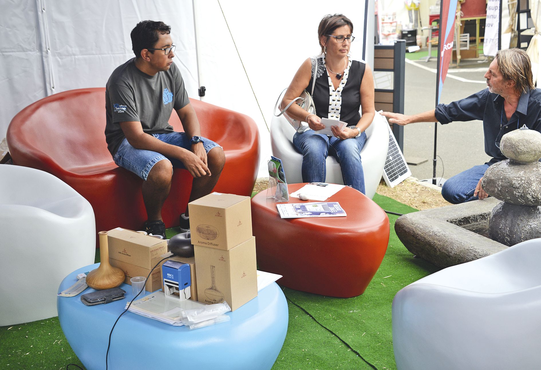 Outre des fontaines d’ornement sur mesure, Philippe Lecœur (à droite), gérant deArchimède, propose également du mobilier d’extérieur. Chacune de ses pièces est unique.