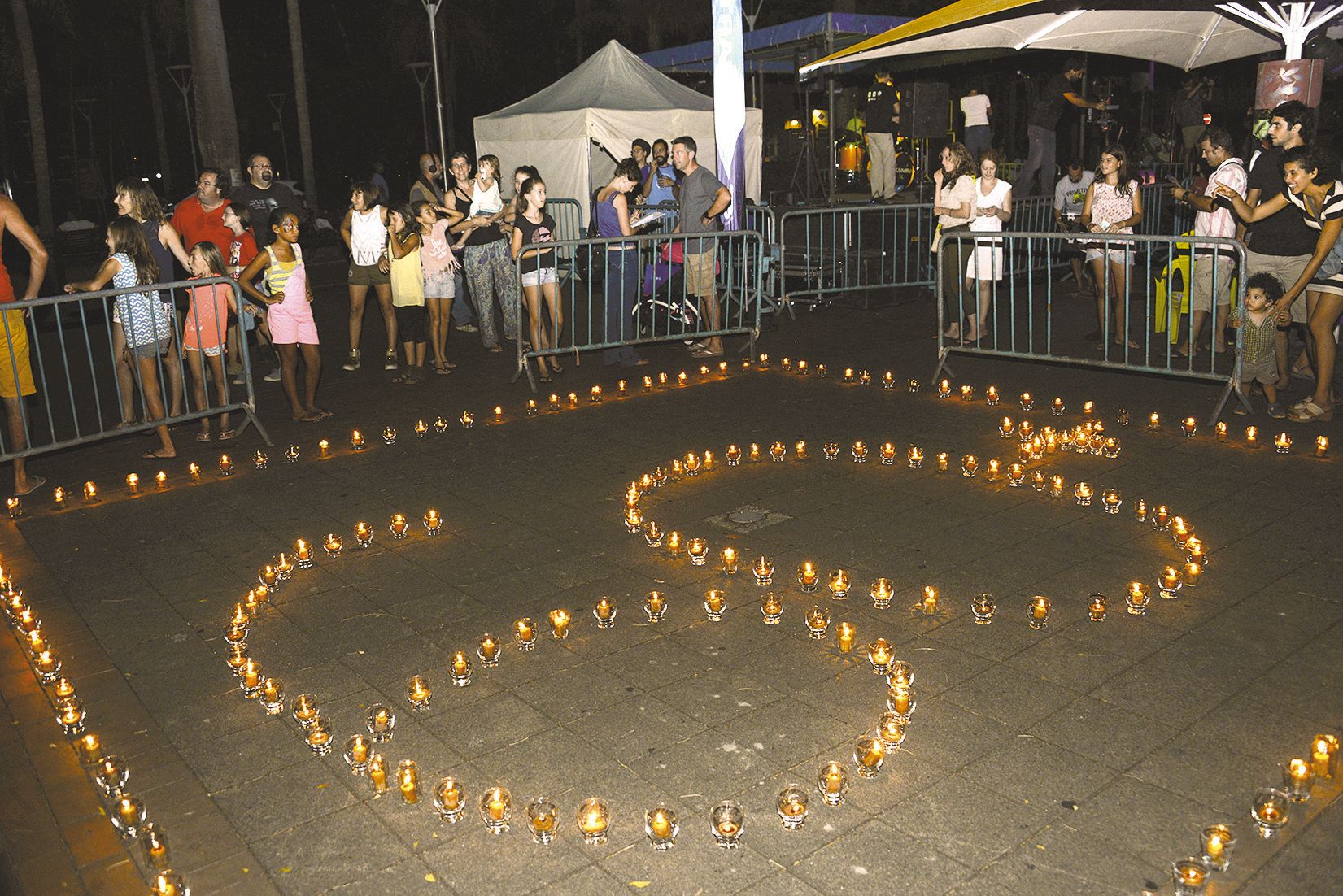 Les bougies représentant le logo de la manifestation  mondiale ont été allumées juste avant l’heure de coupure.