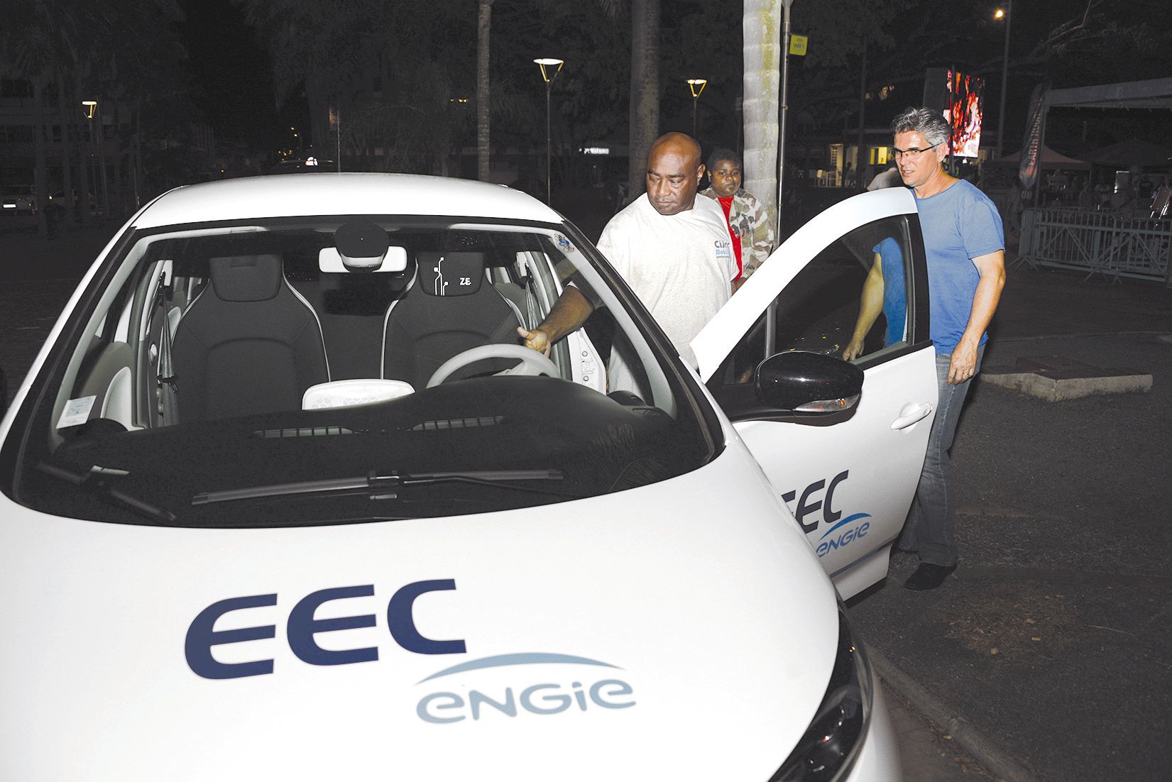 Nouveauté cette année sur la place des Cocotiers, les voitures électriques proposées à l’essai par EEC.