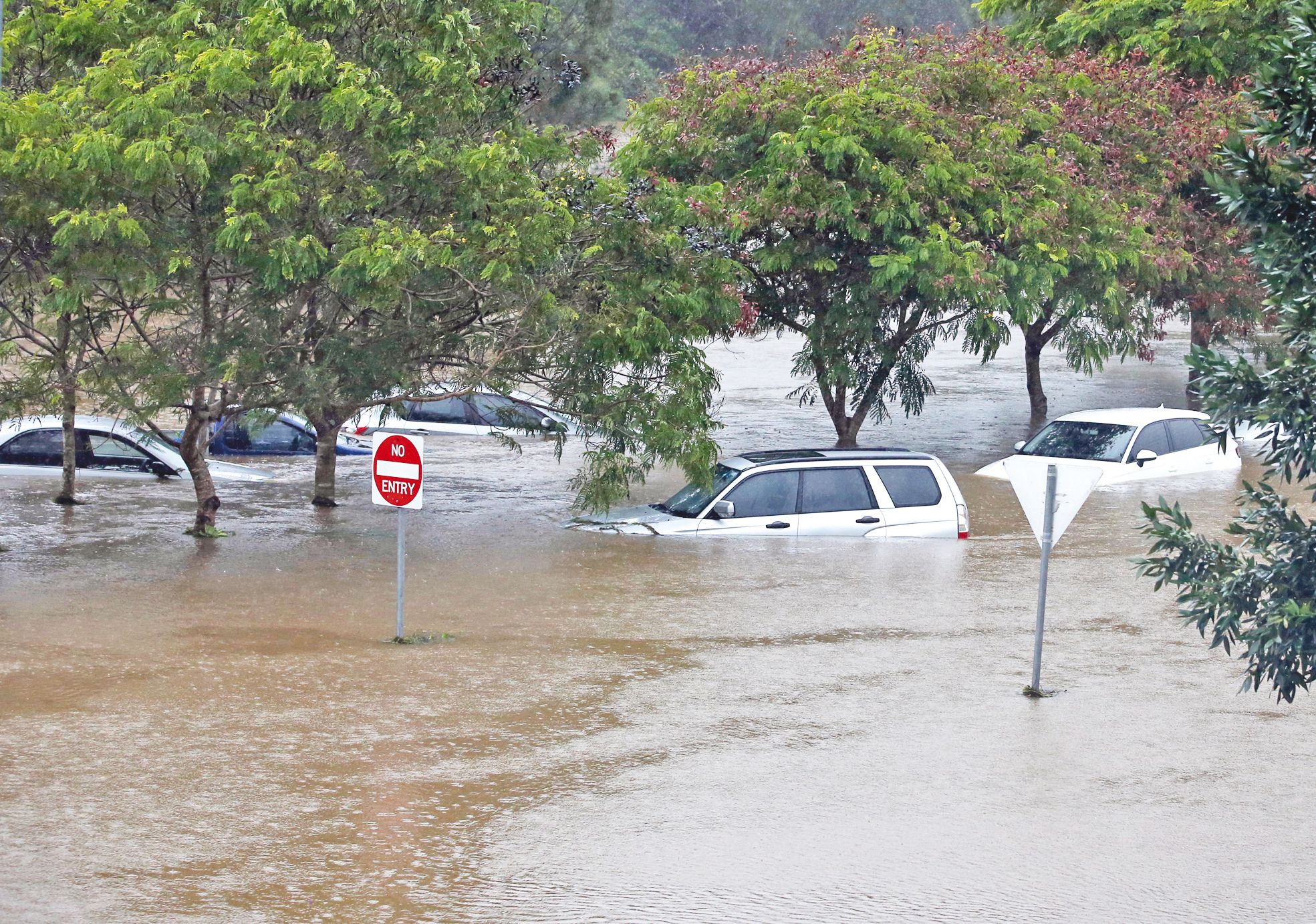 Les eaux ont envahi le parking de l’hôpital Robina sur la Gold Coast.